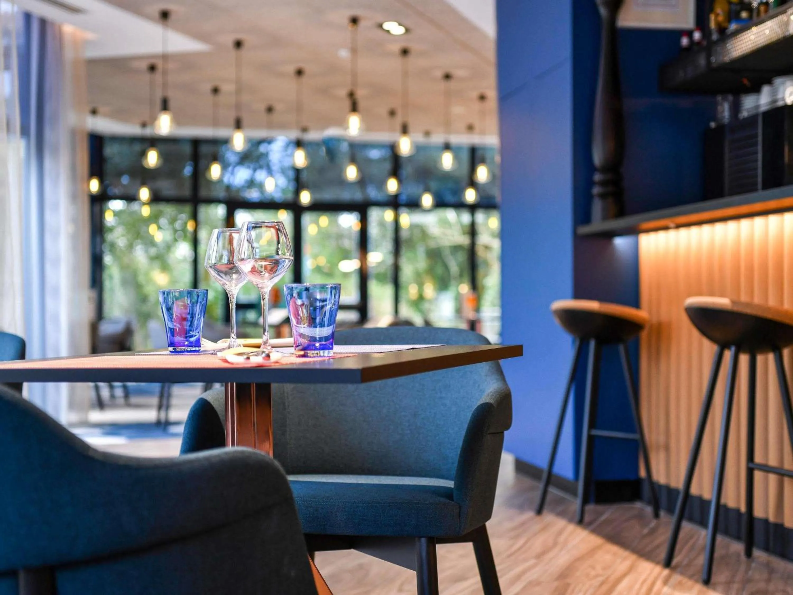 Lounge or bar in Novotel La Rochelle Centre