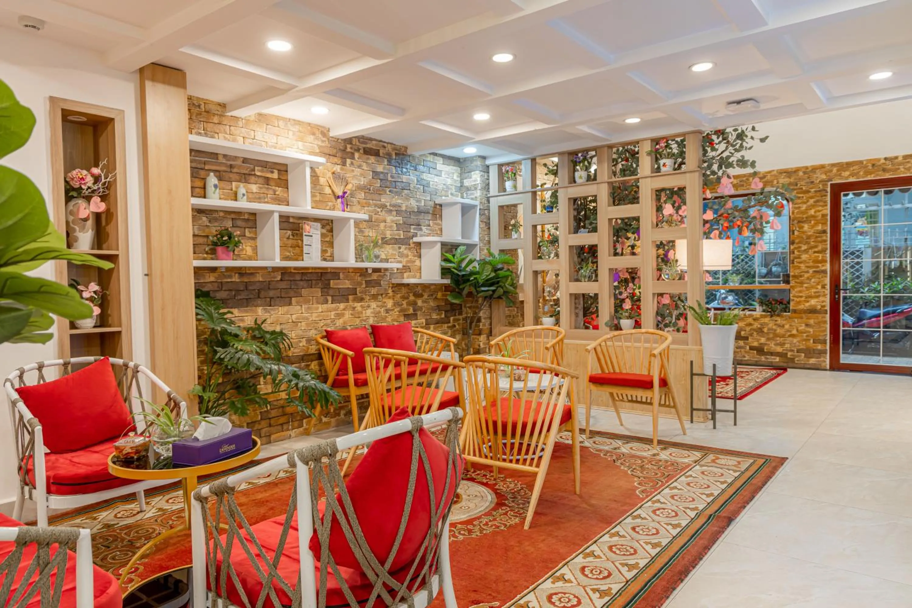 Restaurant/places to eat in Sweet Lavender Hotel