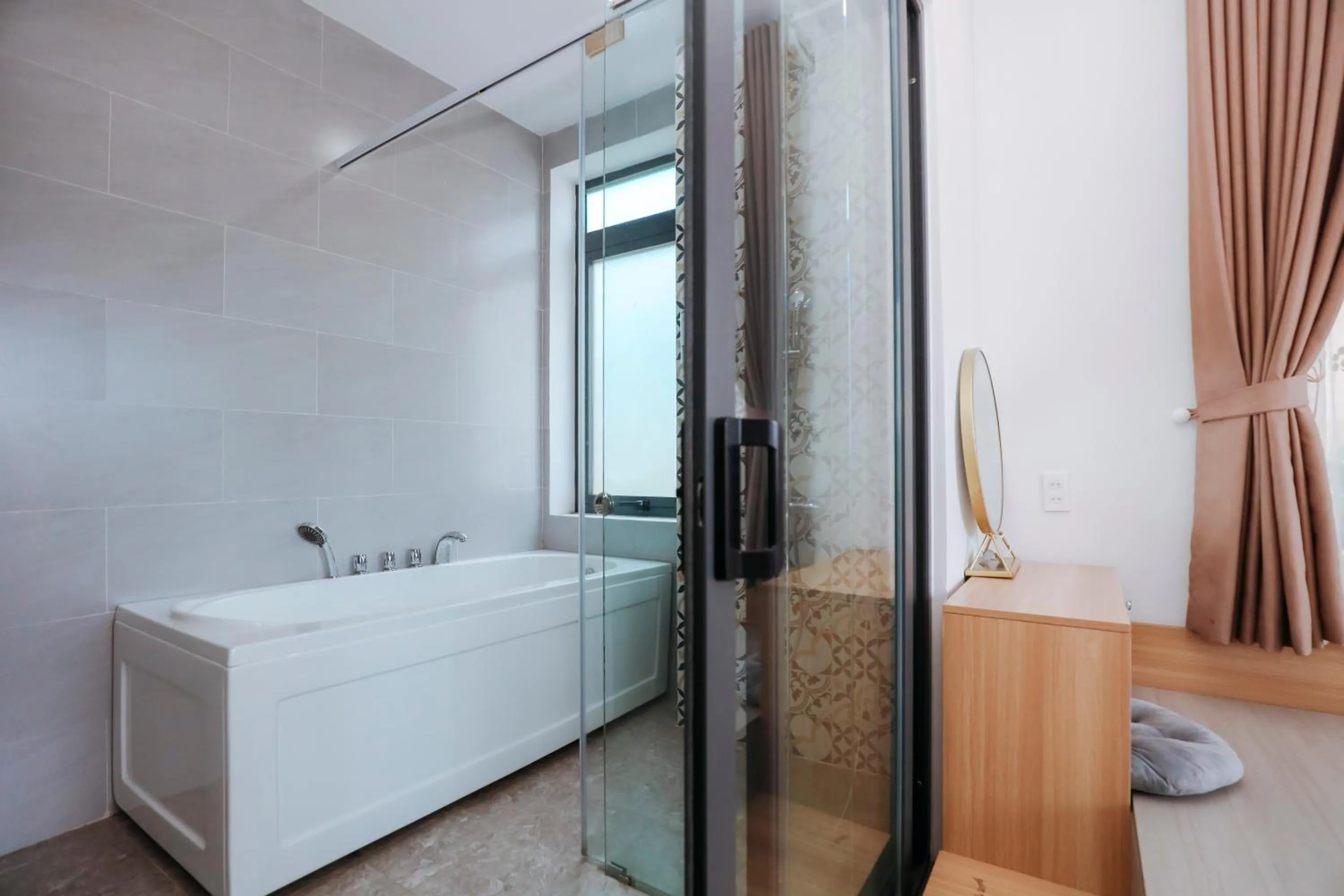 Hot Tub in Sweet Lavender Hotel