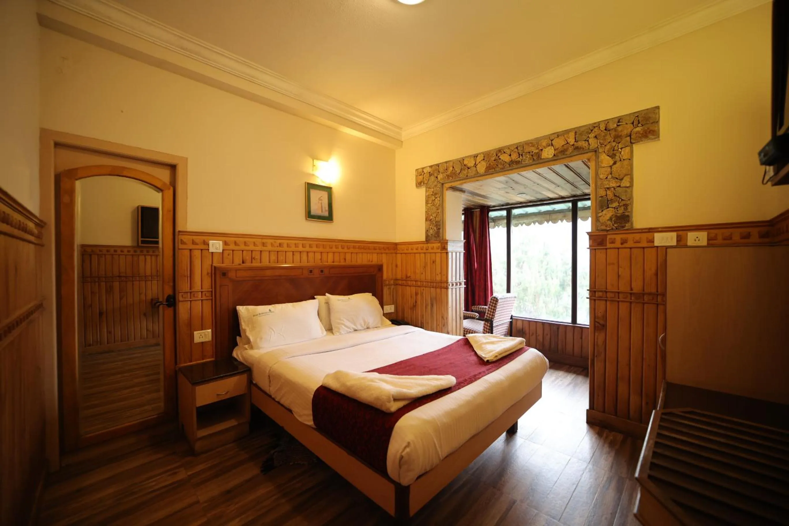 Property building, Bed in Pine Borough Inn