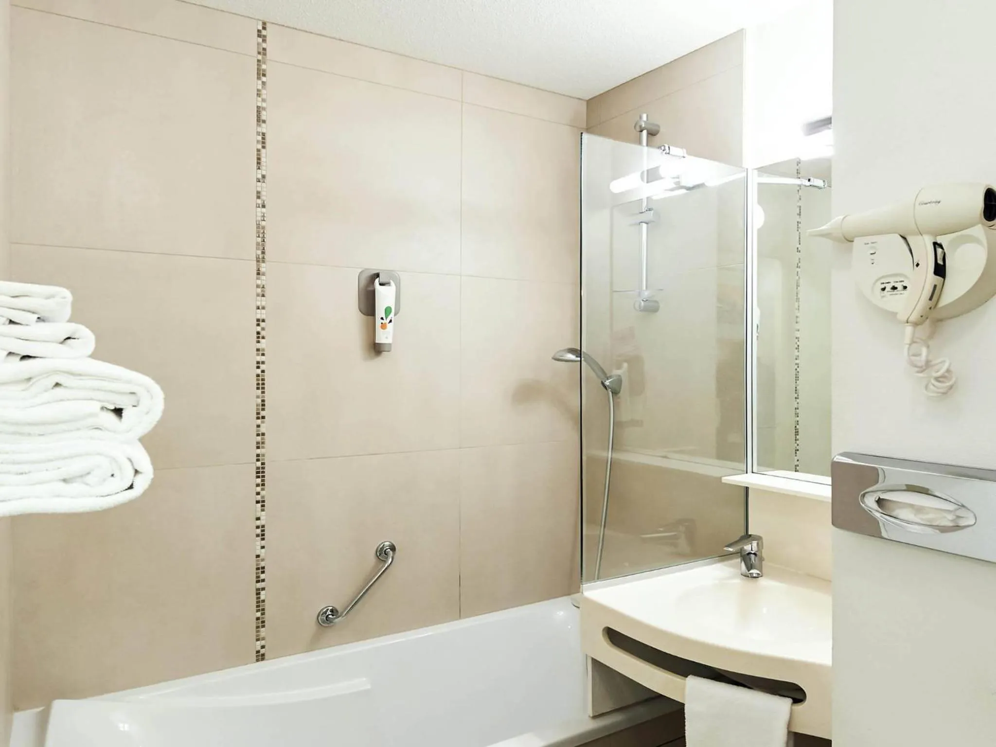 Bedroom in ibis Styles Ouistreham