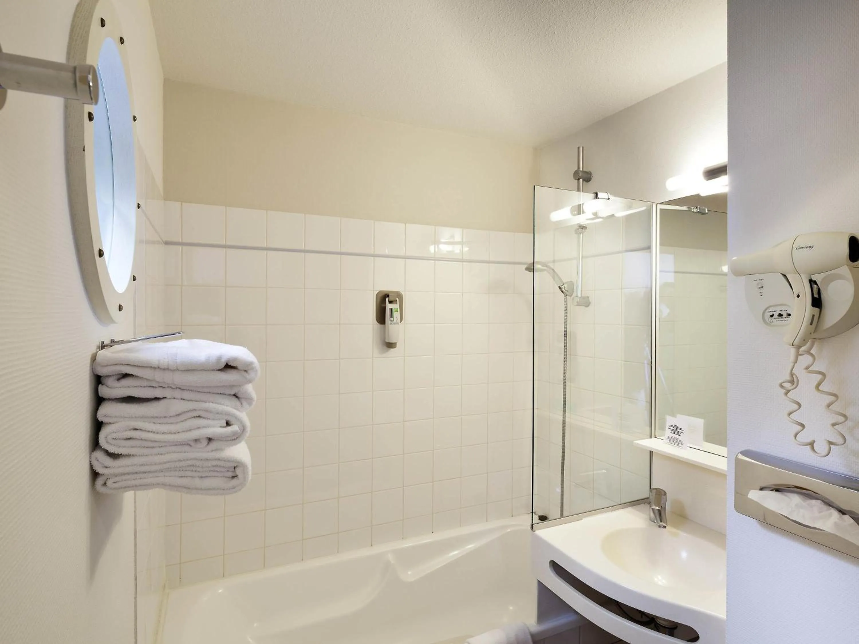 Bedroom in ibis Styles Ouistreham