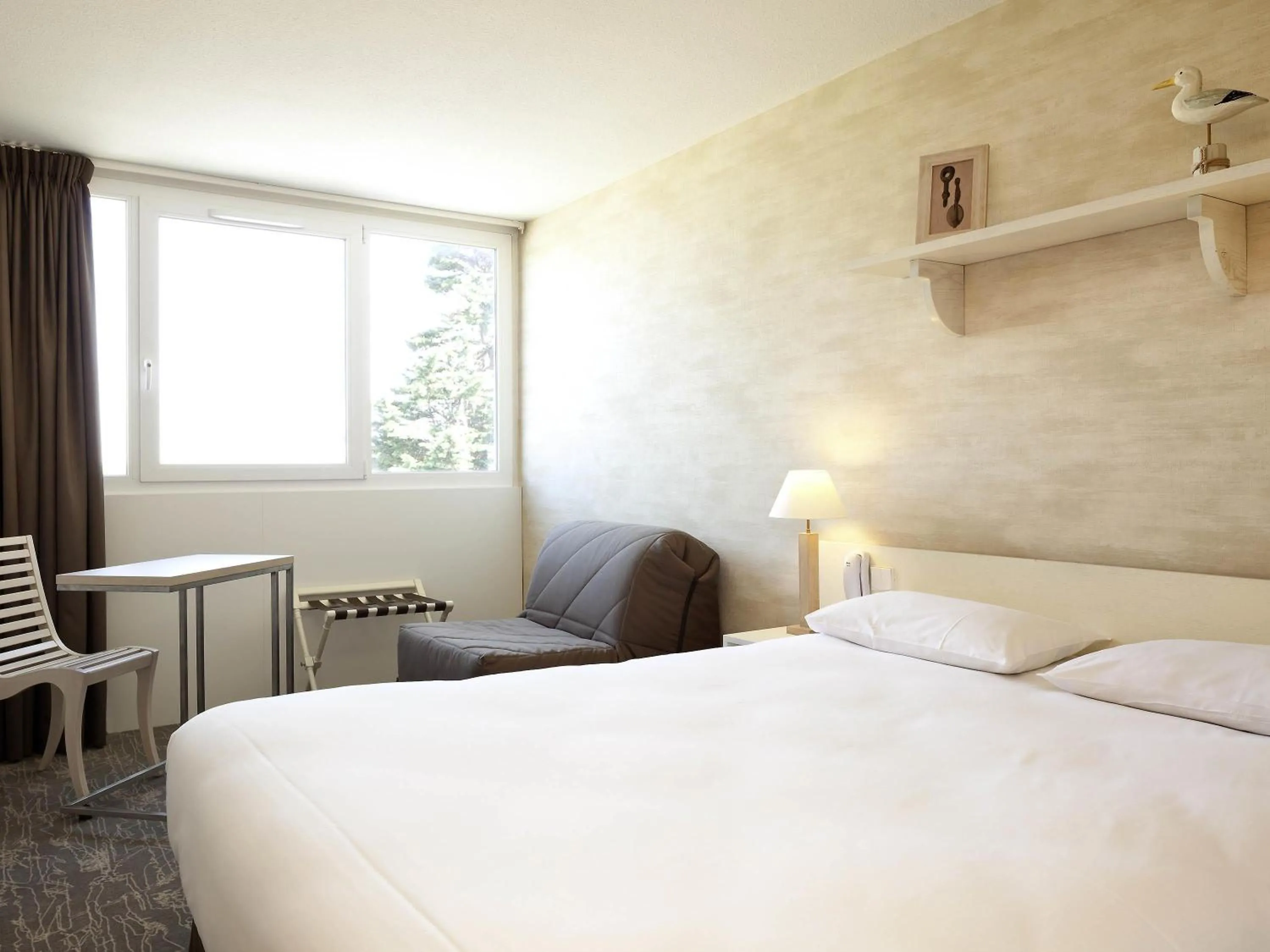 Bedroom, Bed in ibis Styles Ouistreham