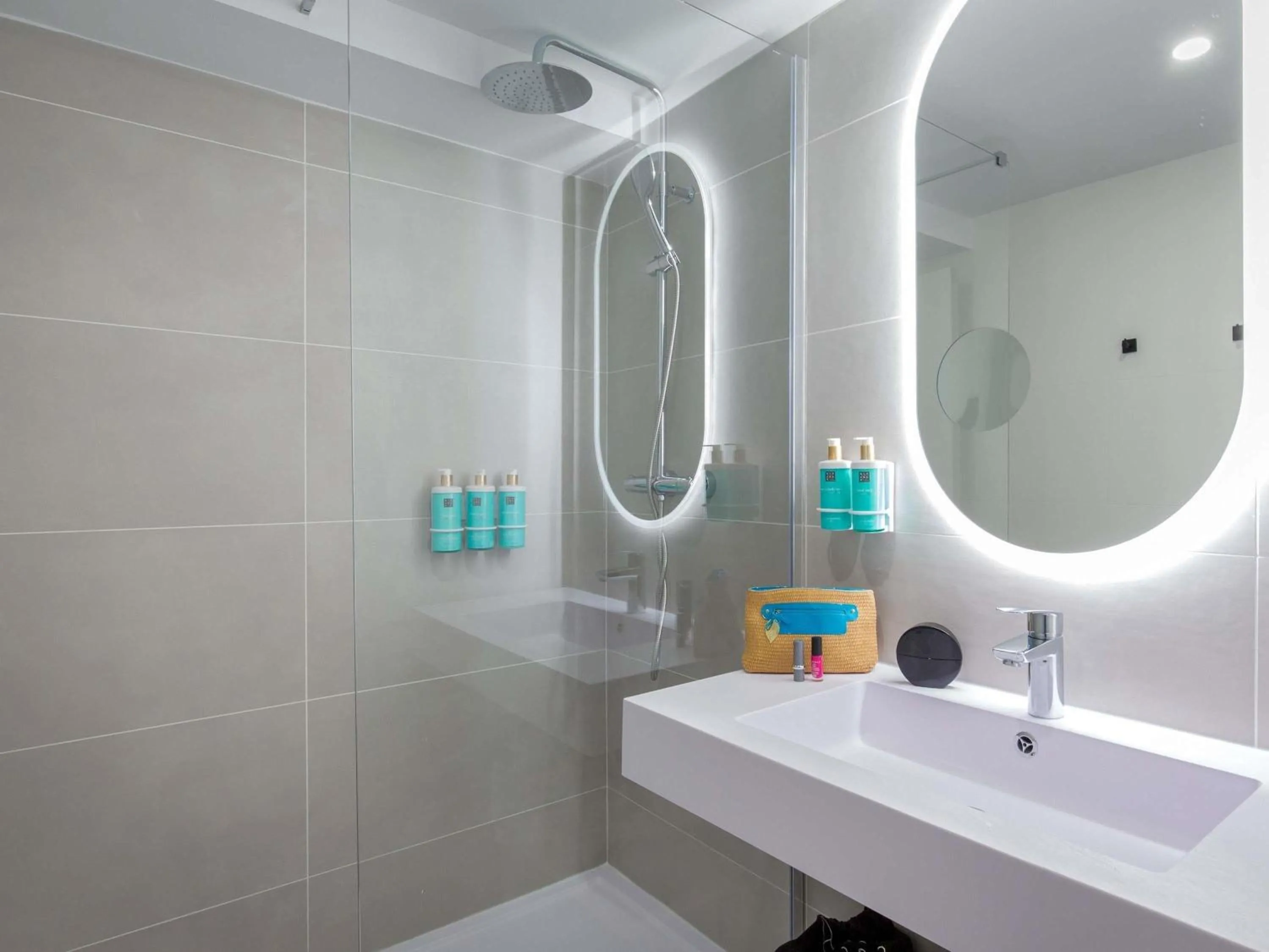 Bedroom in Novotel Aix-en-Provence Pont de L'Arc