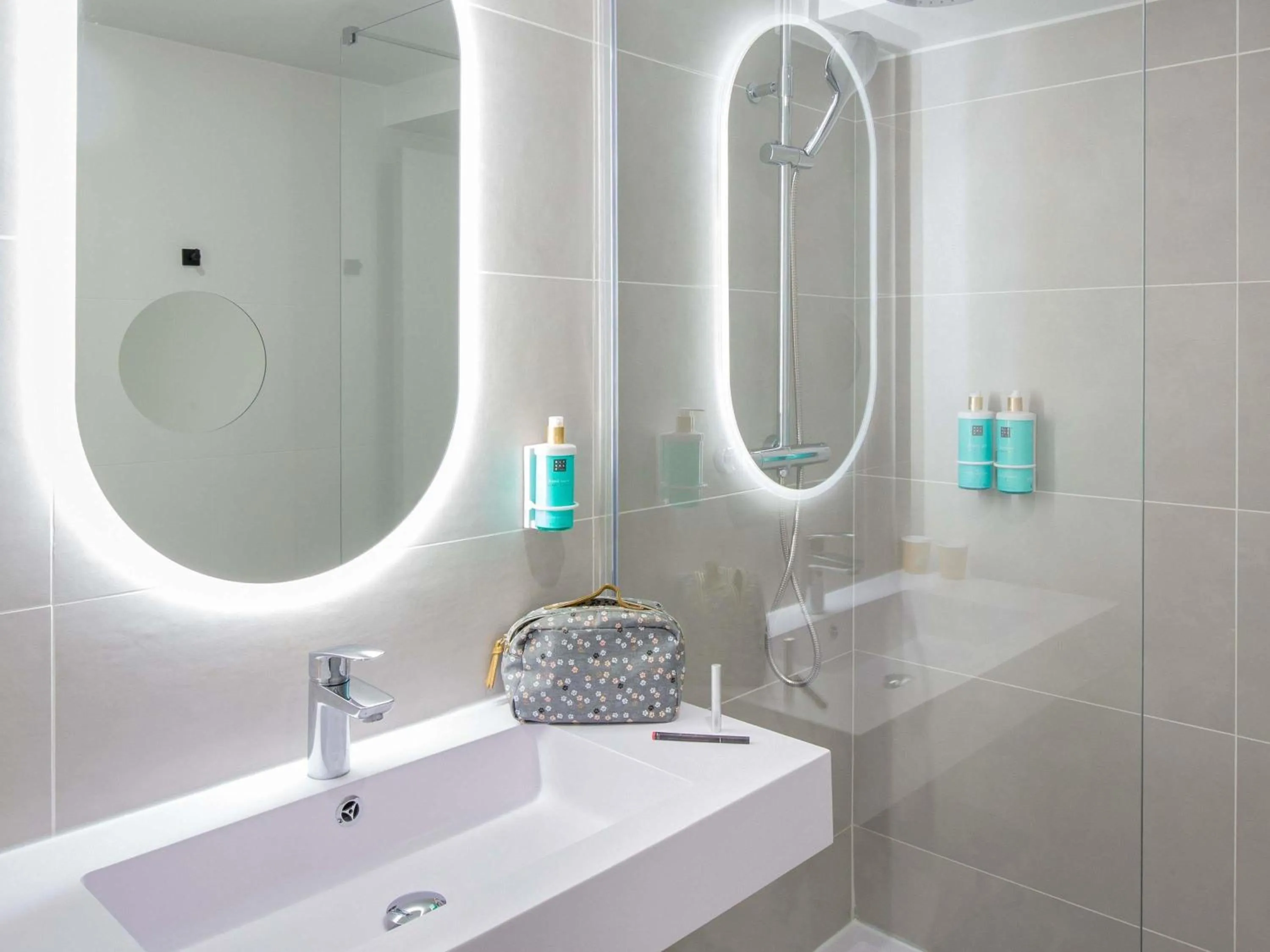 Bedroom in Novotel Aix-en-Provence Pont de L'Arc