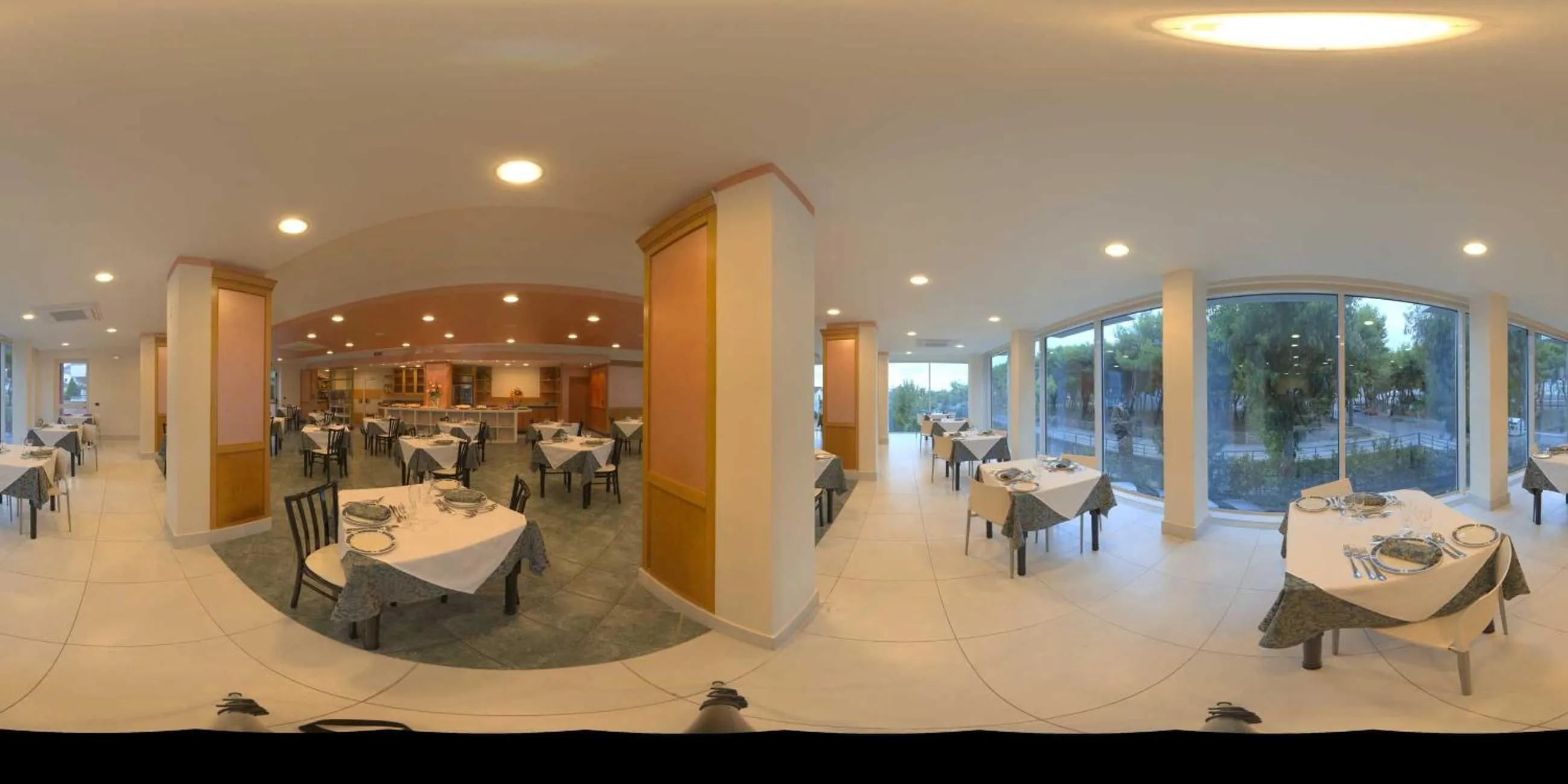 Restaurant/places to eat in Hotel Sydney