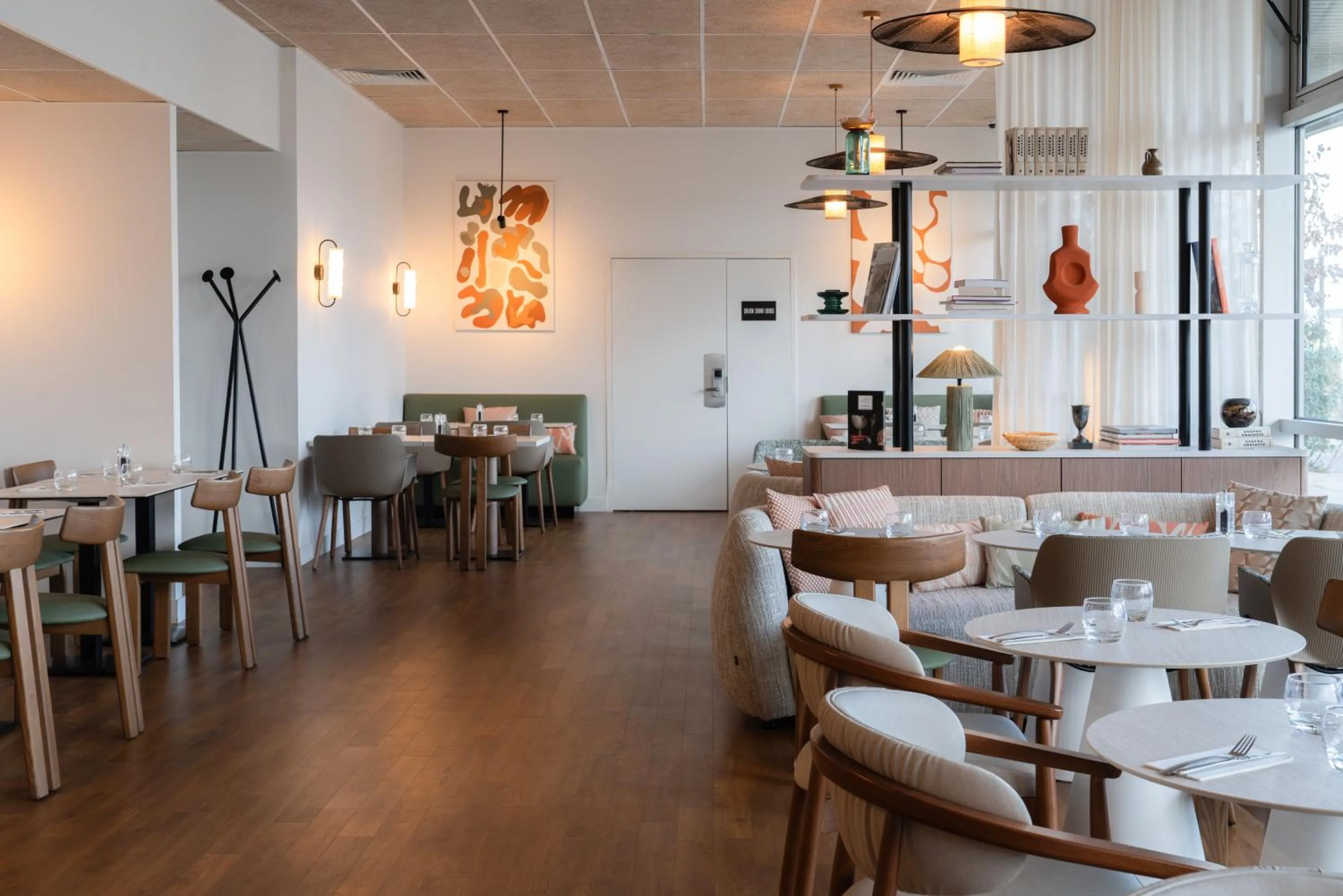 Restaurant/places to eat in Mercure Paris Ivry Quai De Seine