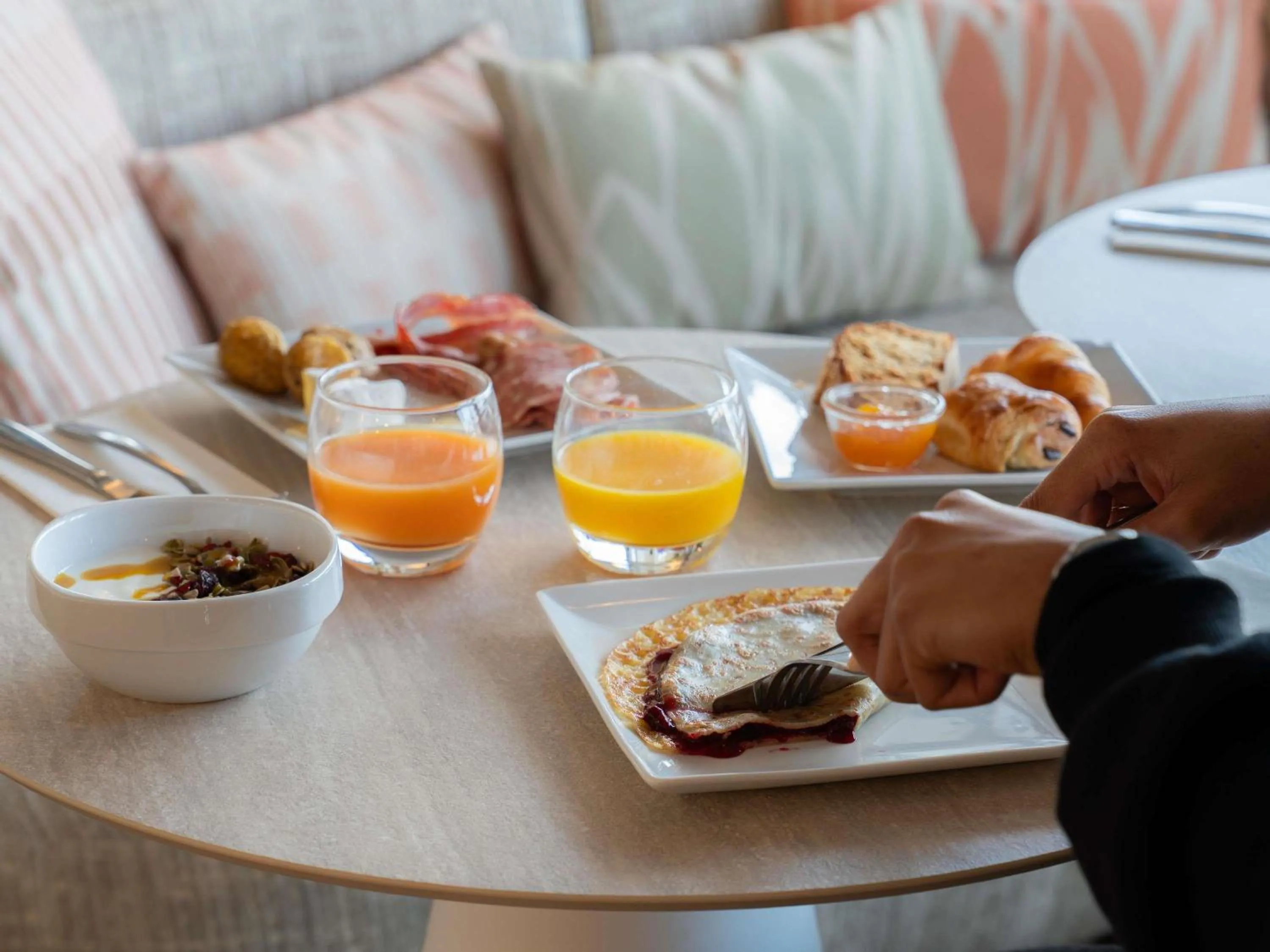 Restaurant/places to eat in Mercure Paris Ivry Quai De Seine