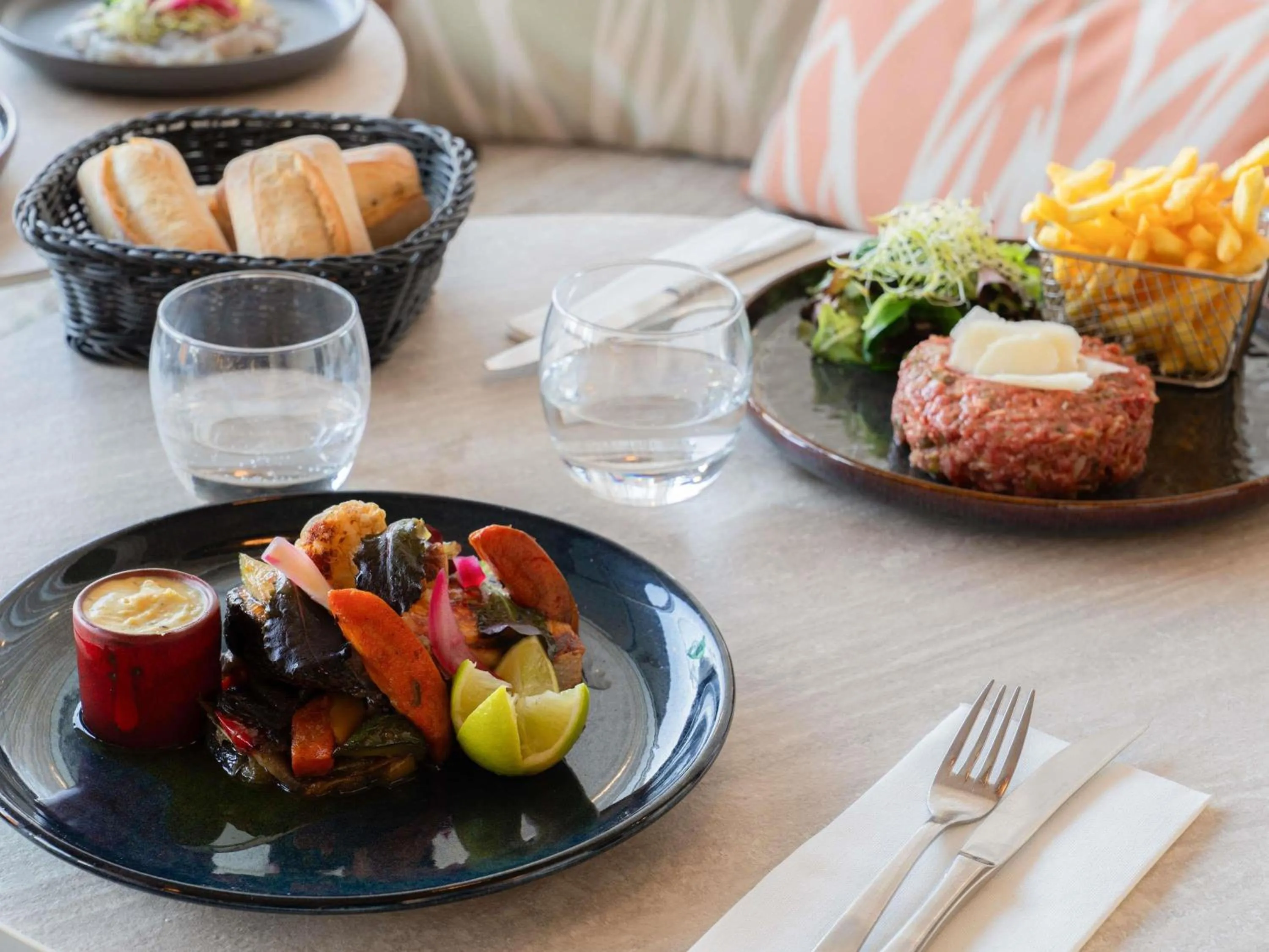 Restaurant/places to eat in Mercure Paris Ivry Quai De Seine