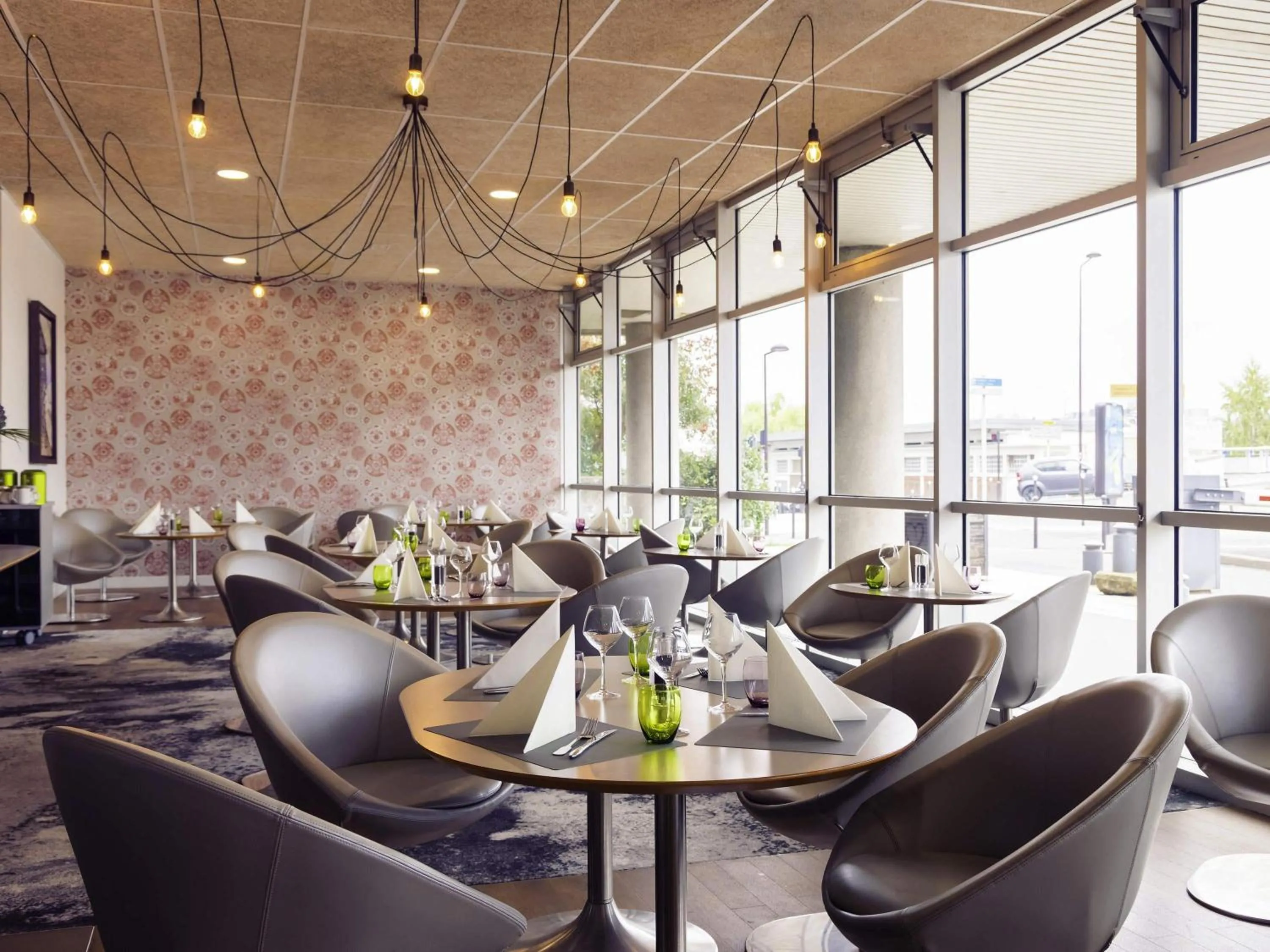 Restaurant/places to eat in Mercure Paris Ivry Quai De Seine