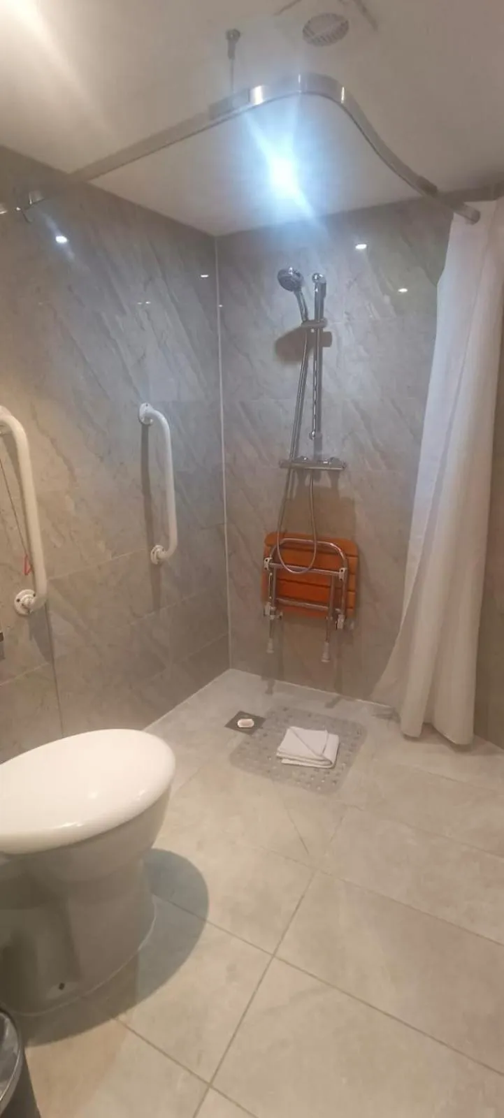 Shower in The Shoreditch Inn