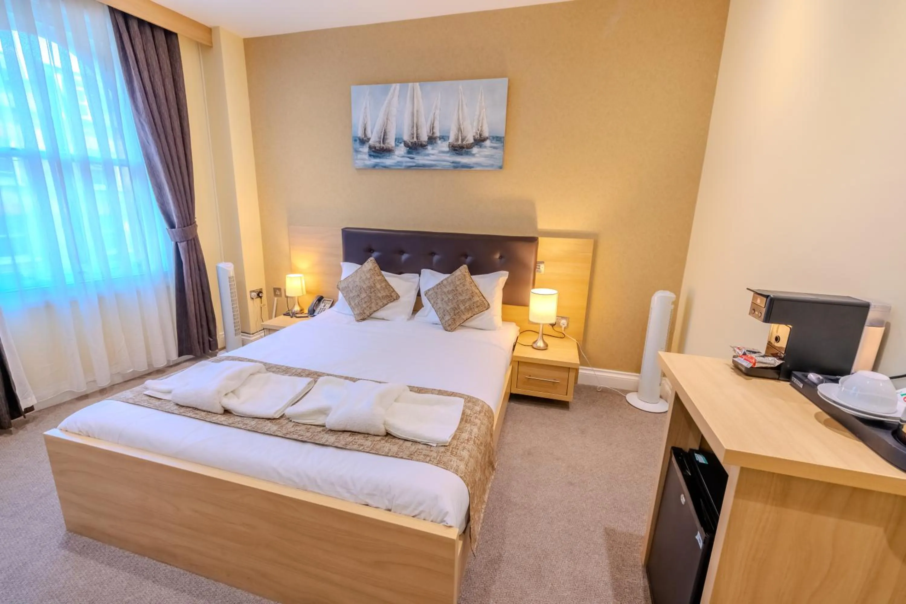 Photo of the whole room, Bed in The Shoreditch Inn