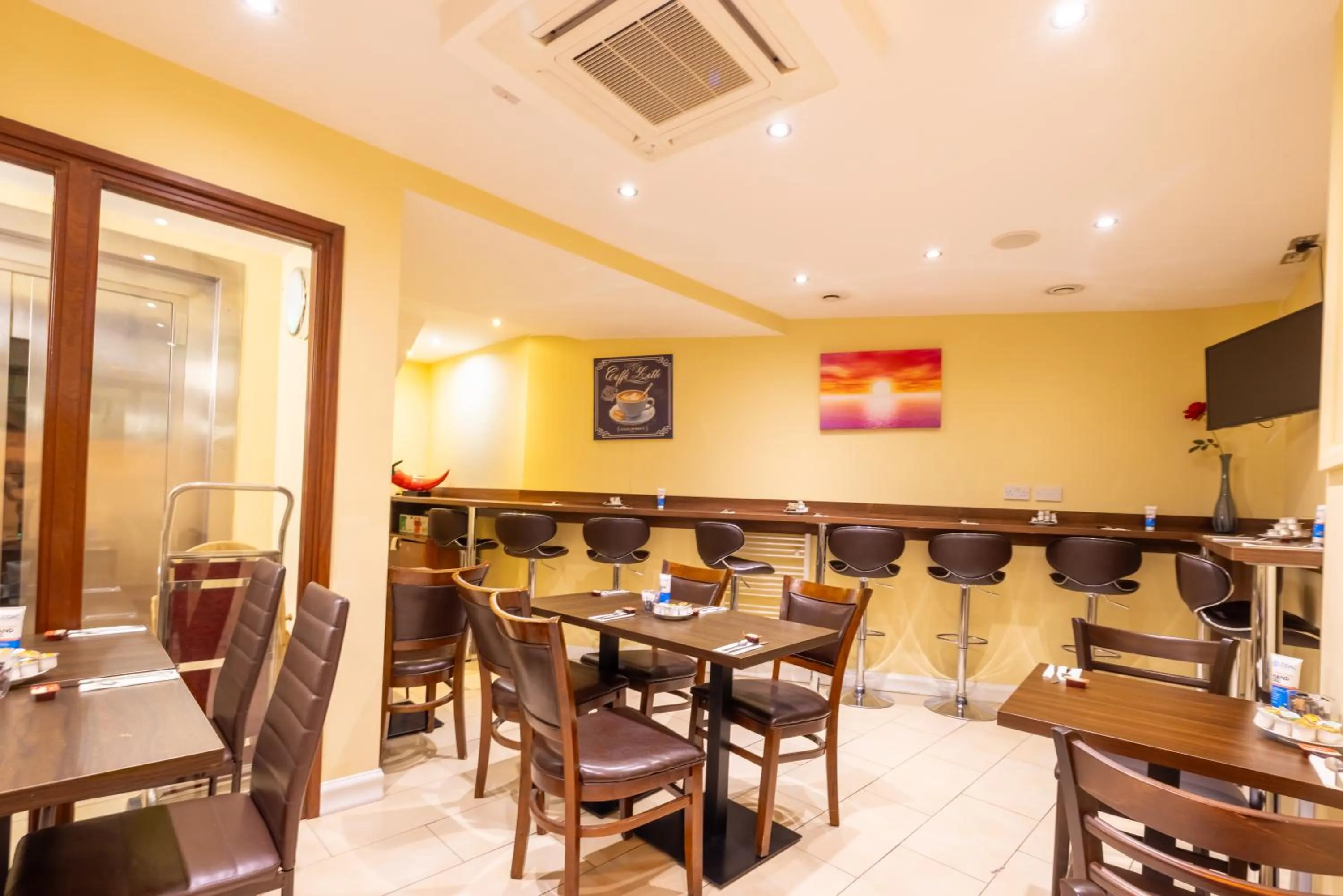 Restaurant/places to eat in The Shoreditch Inn