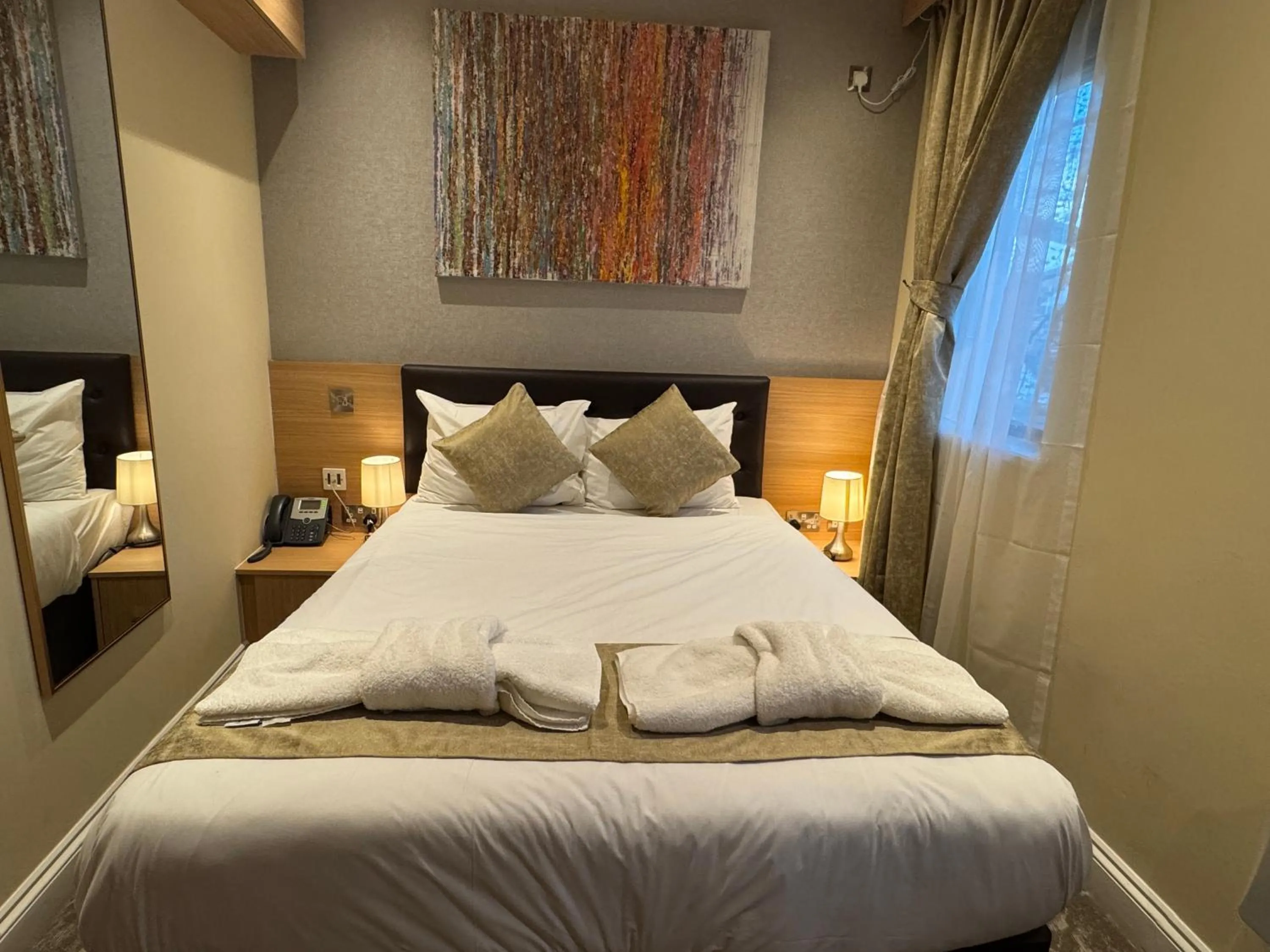 Photo of the whole room, Bed in The Shoreditch Inn