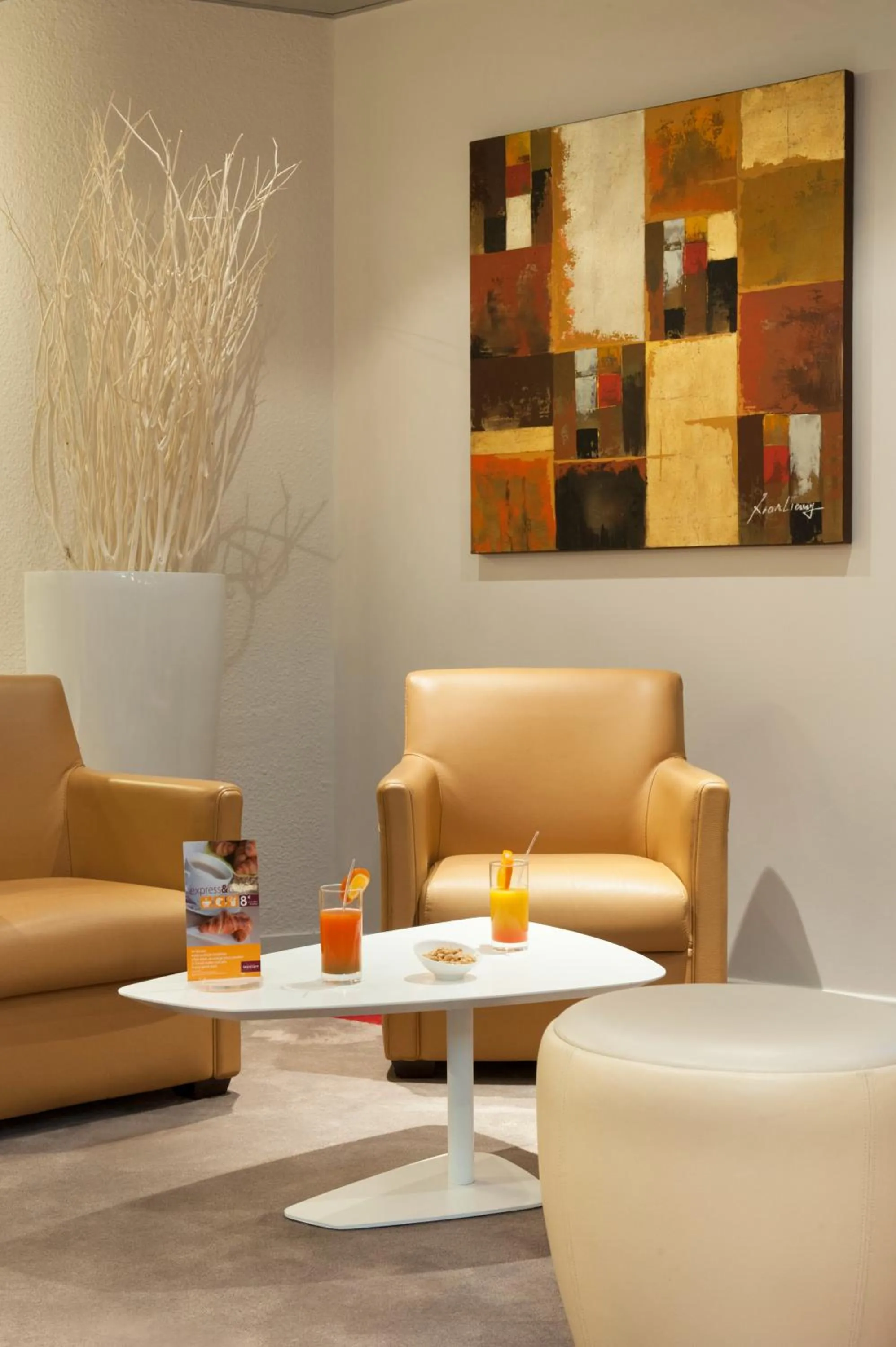 Lounge or bar in Mercure Paris Le Bourget Aeroport