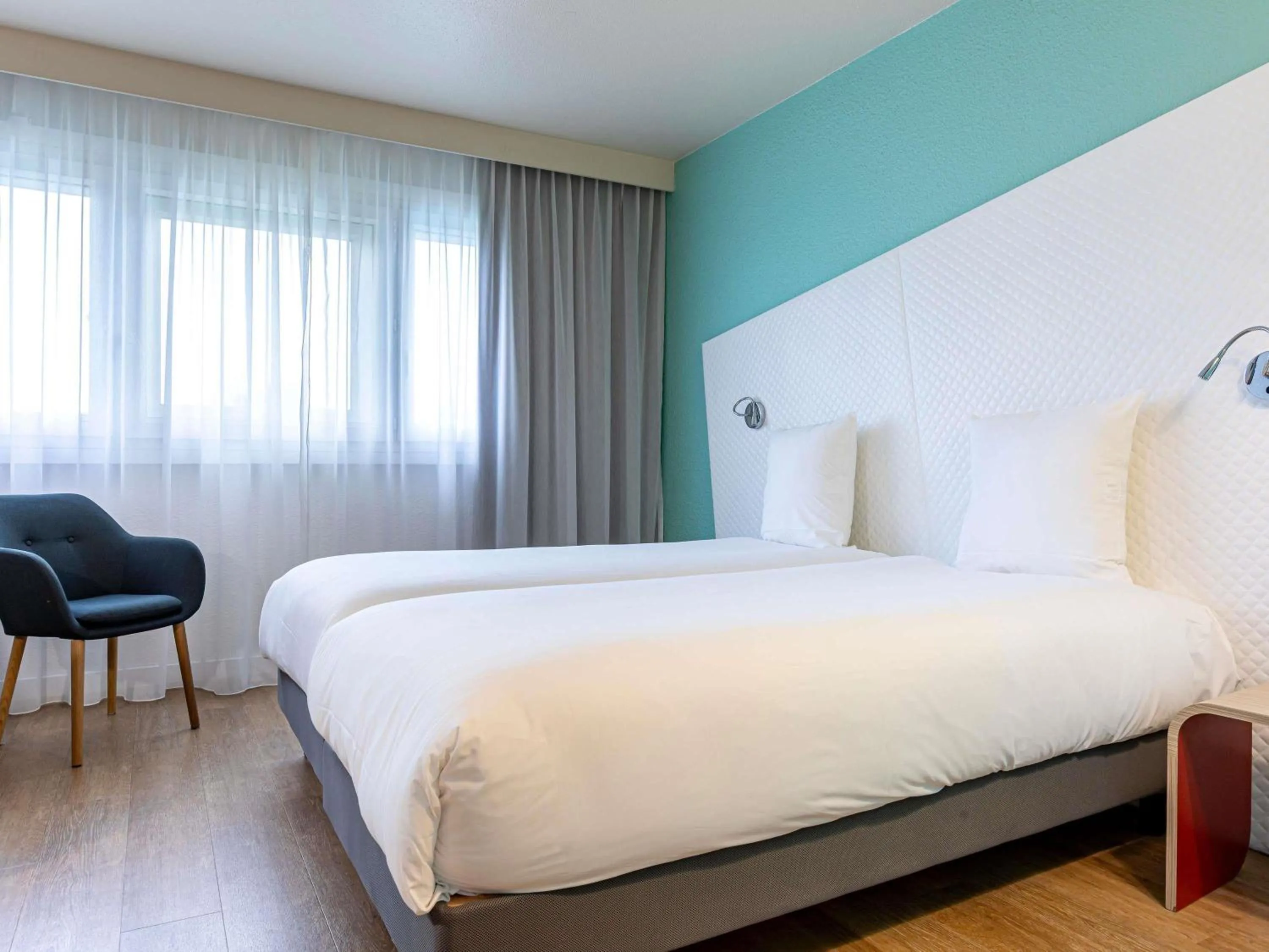 Bedroom, Bed in Mercure Paris Le Bourget Aeroport
