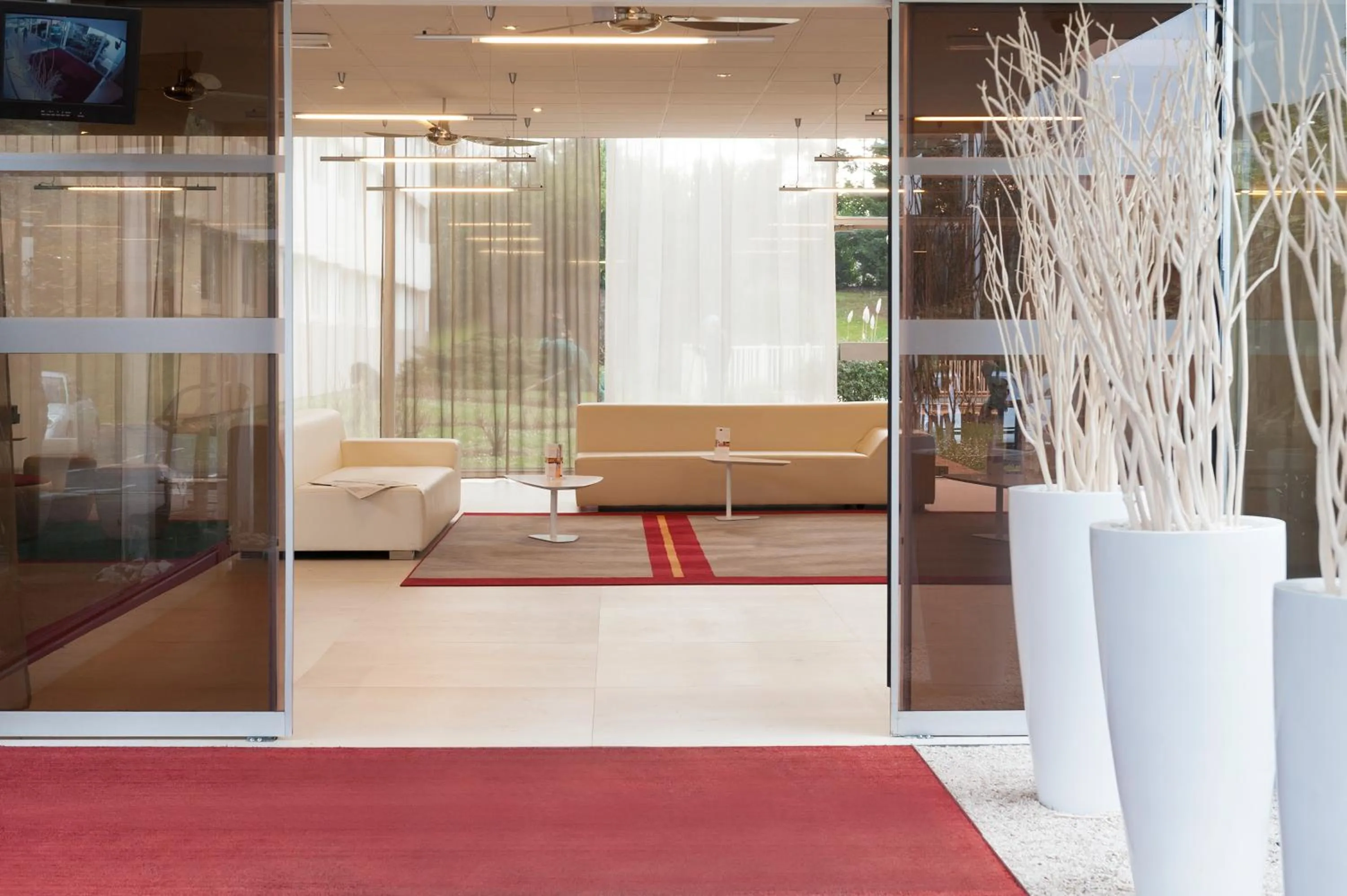 Lobby or reception in Mercure Paris Le Bourget Aeroport