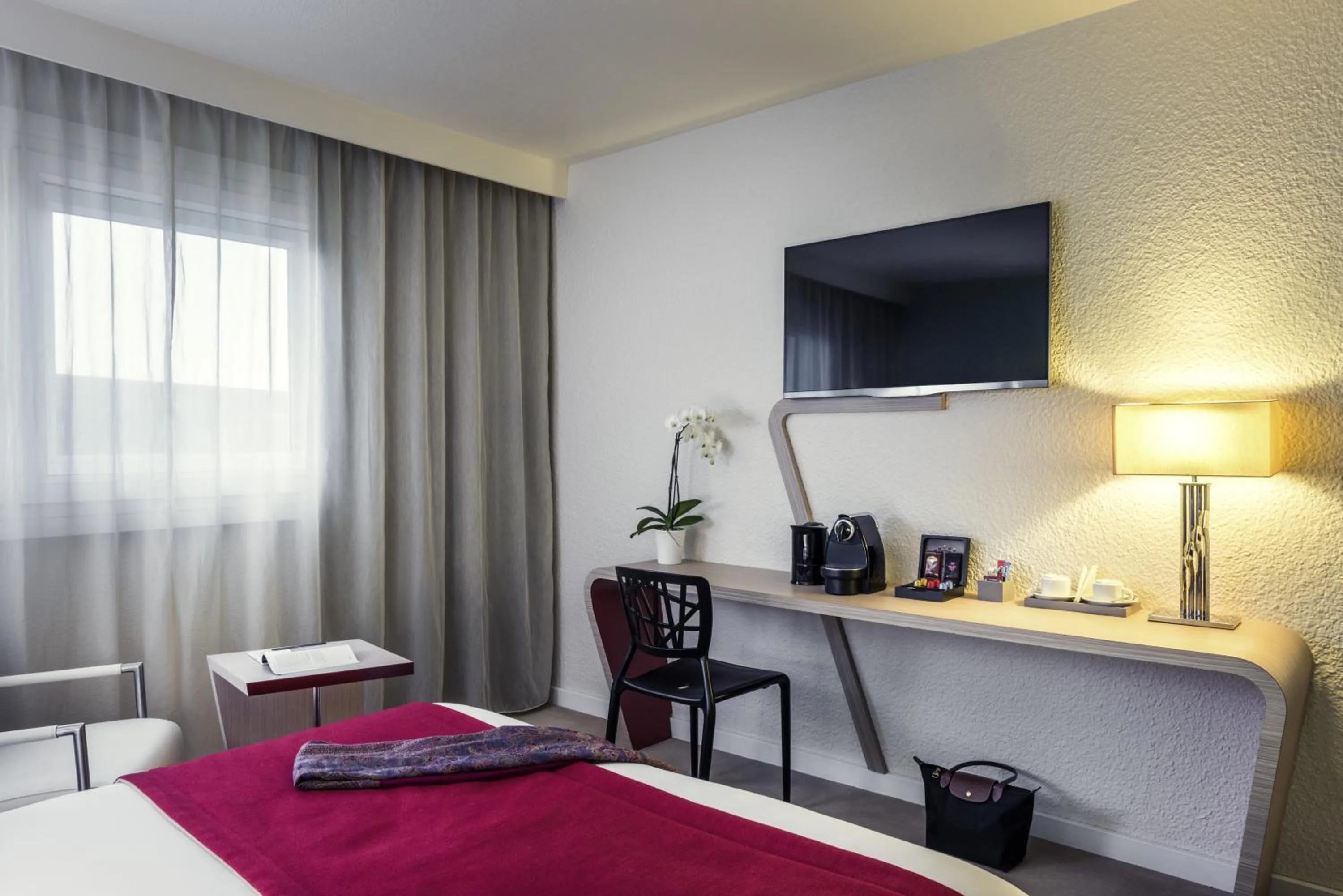 TV and multimedia, Bed in Mercure Paris Le Bourget Aeroport