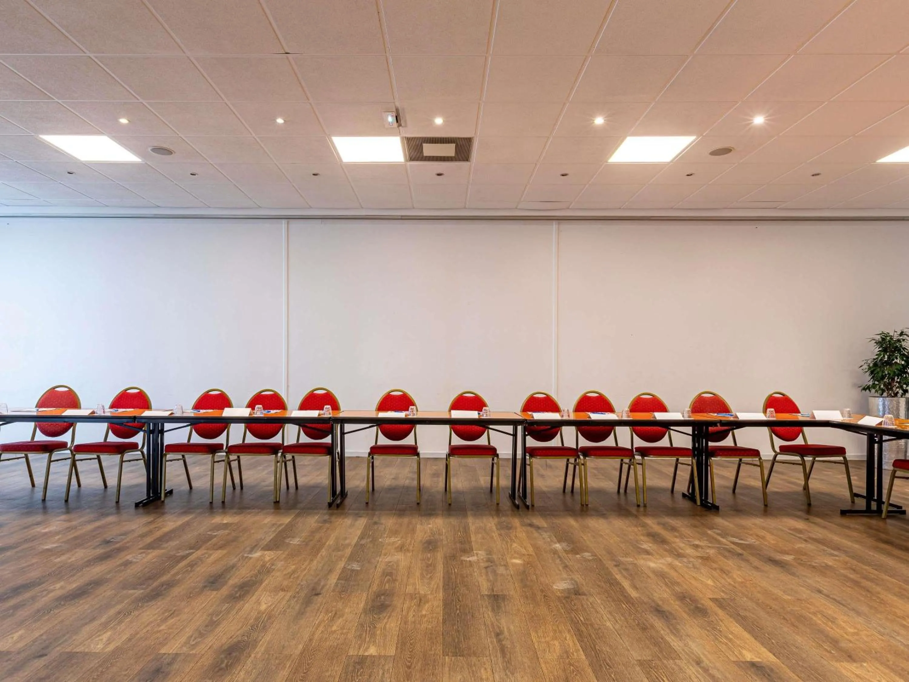 Restaurant/places to eat in Mercure Paris Le Bourget Aeroport