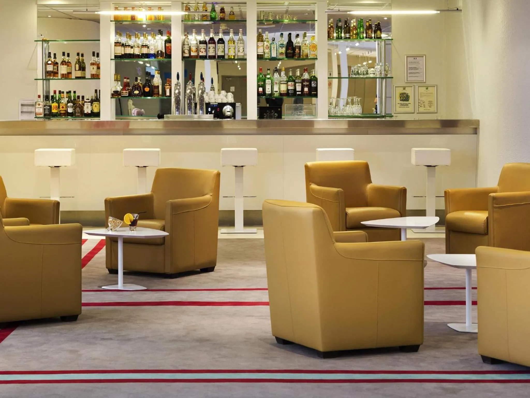 Lounge or bar in Mercure Paris Le Bourget Aeroport