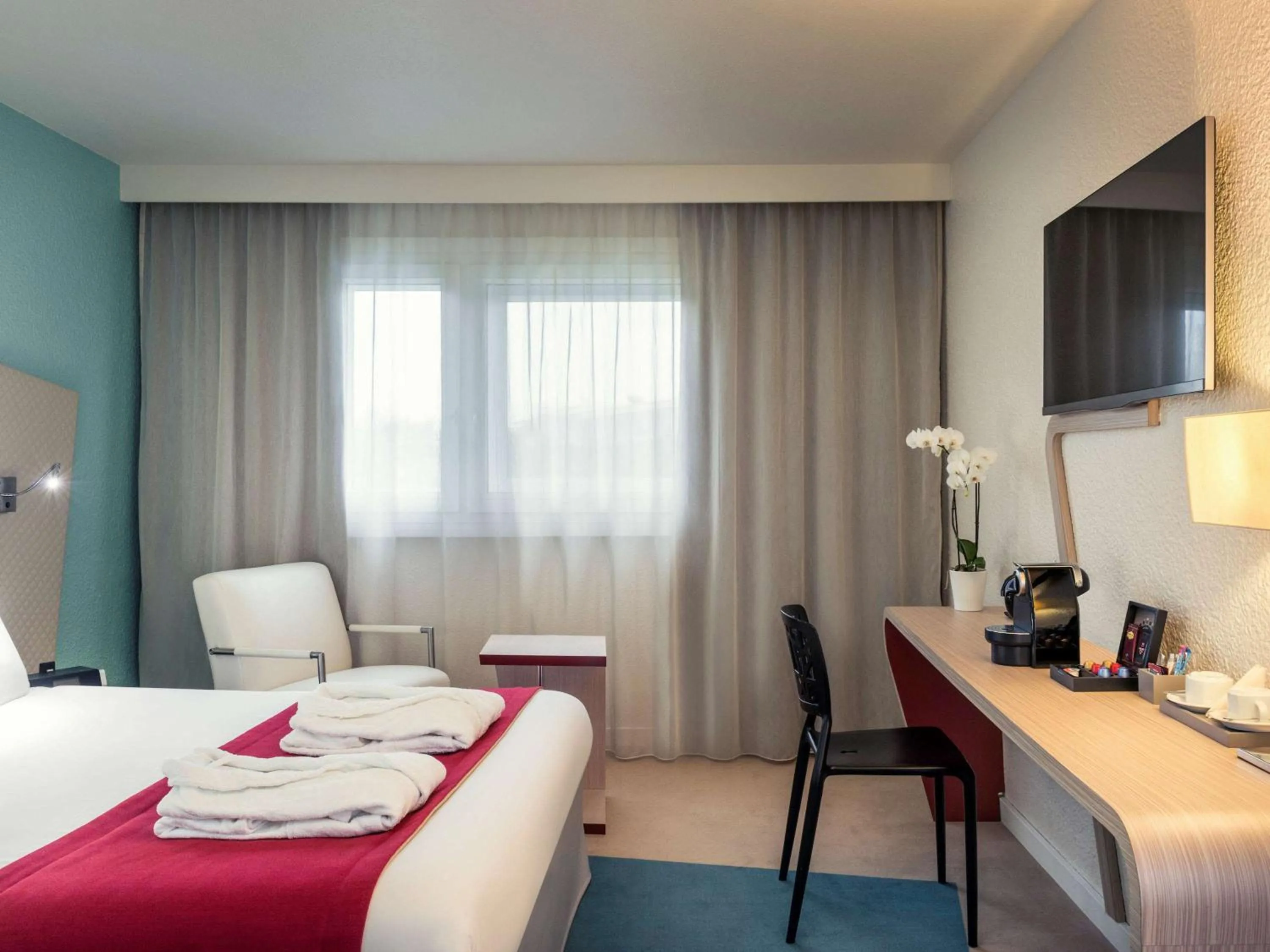 Property building, Bed in Mercure Paris Le Bourget Aeroport
