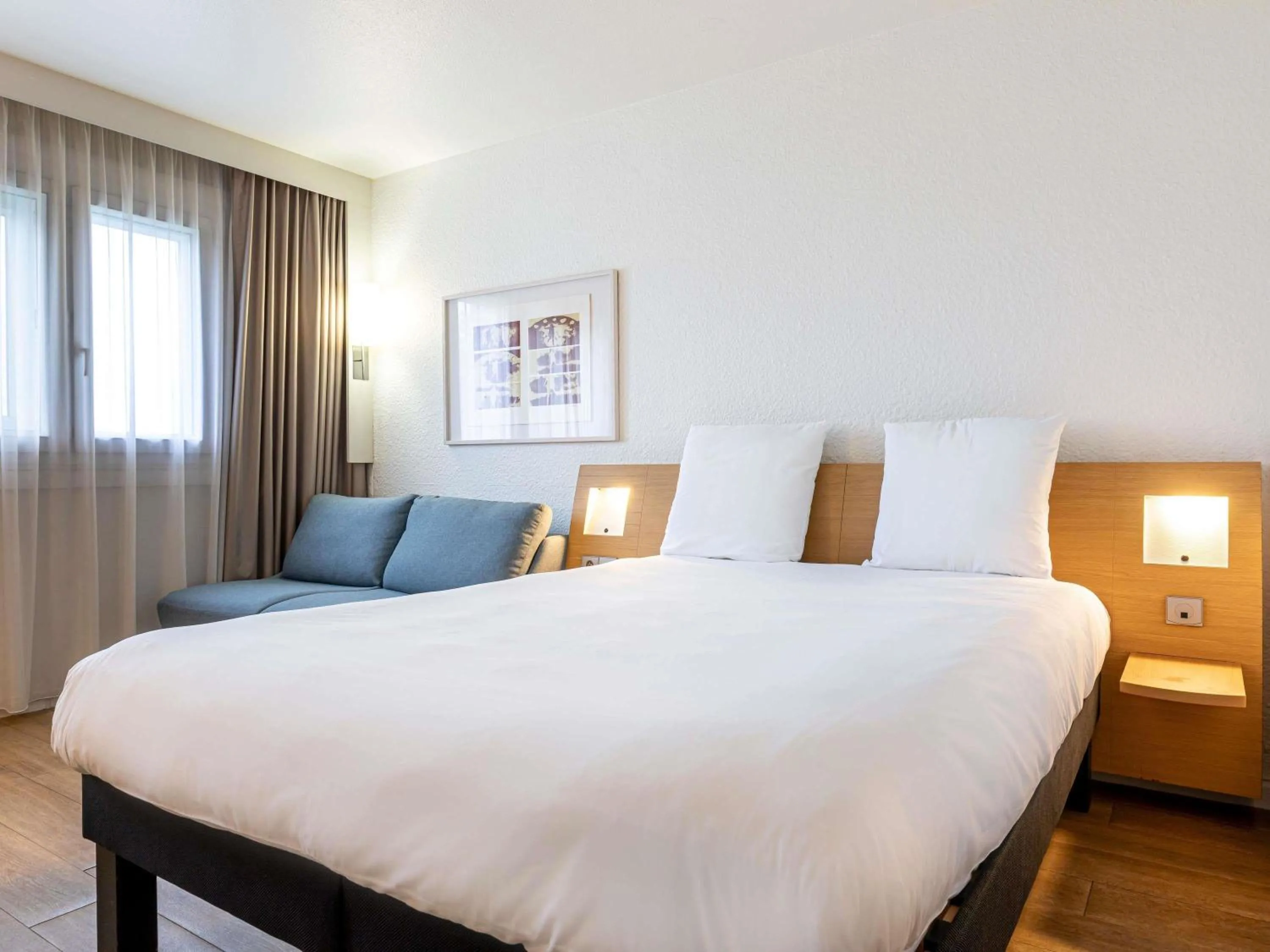 Bedroom, Bed in Mercure Paris Le Bourget Aeroport