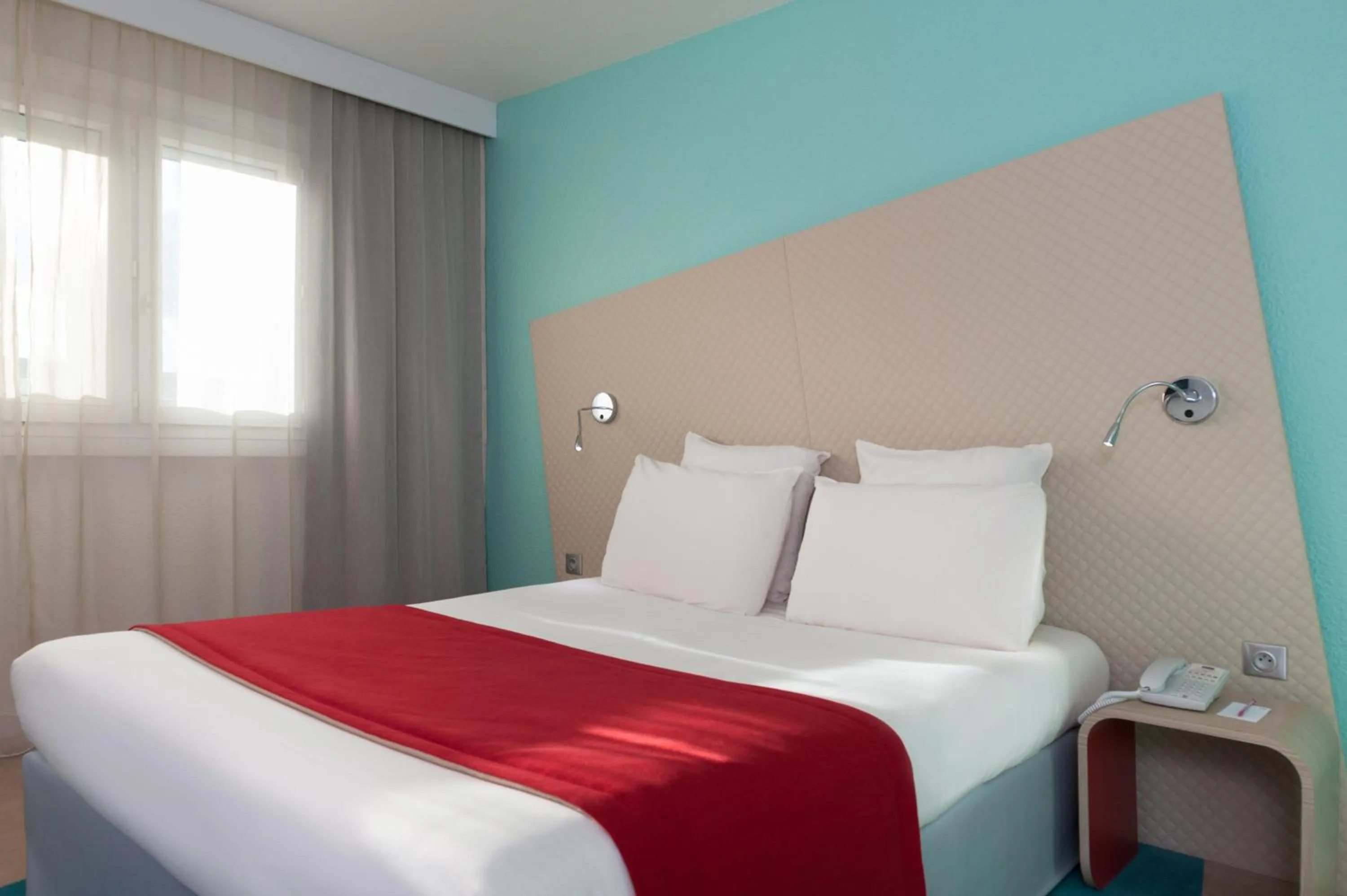 Bed in Mercure Paris Le Bourget Aeroport