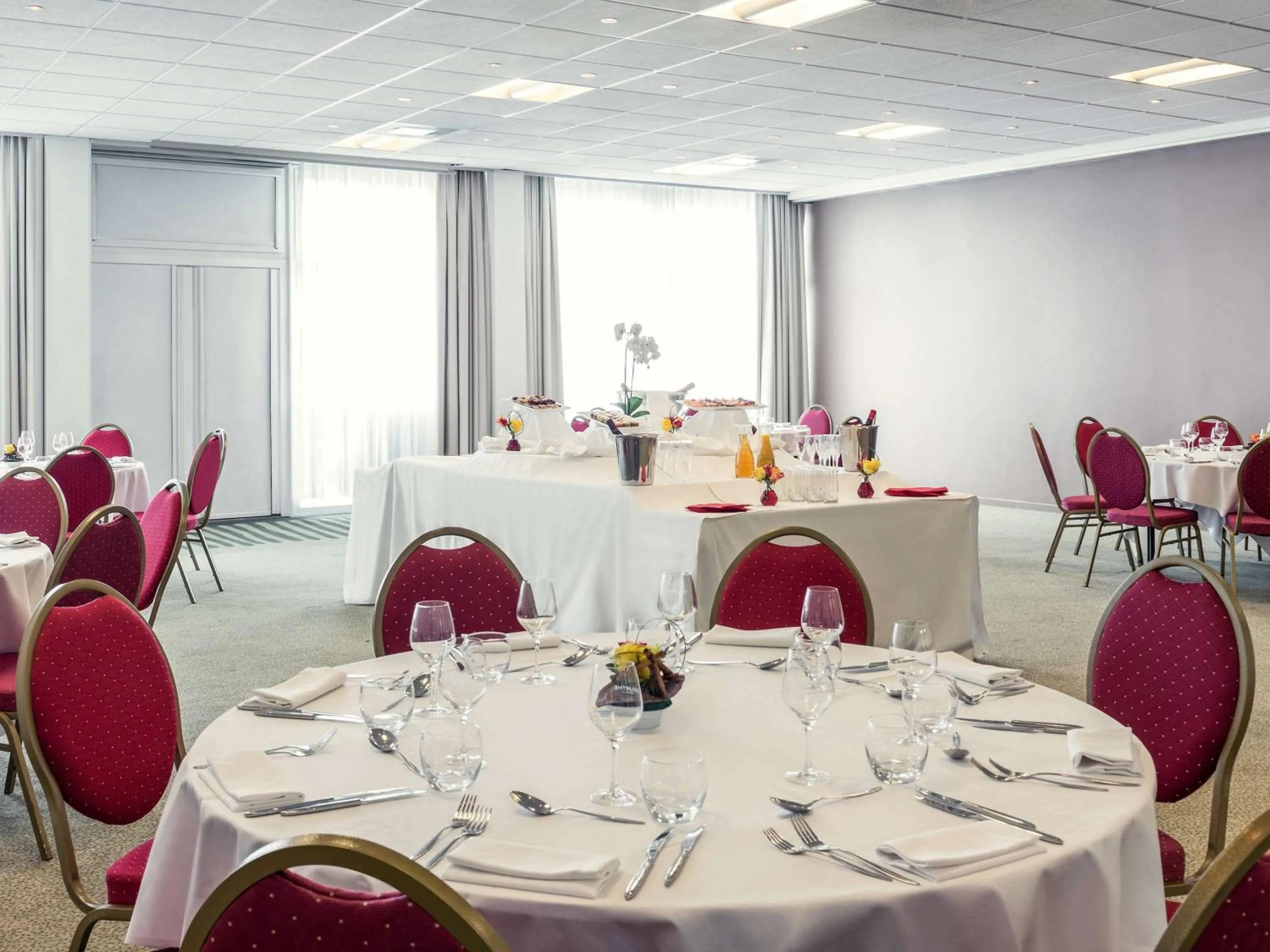 Restaurant/places to eat in Mercure Paris Le Bourget Aeroport