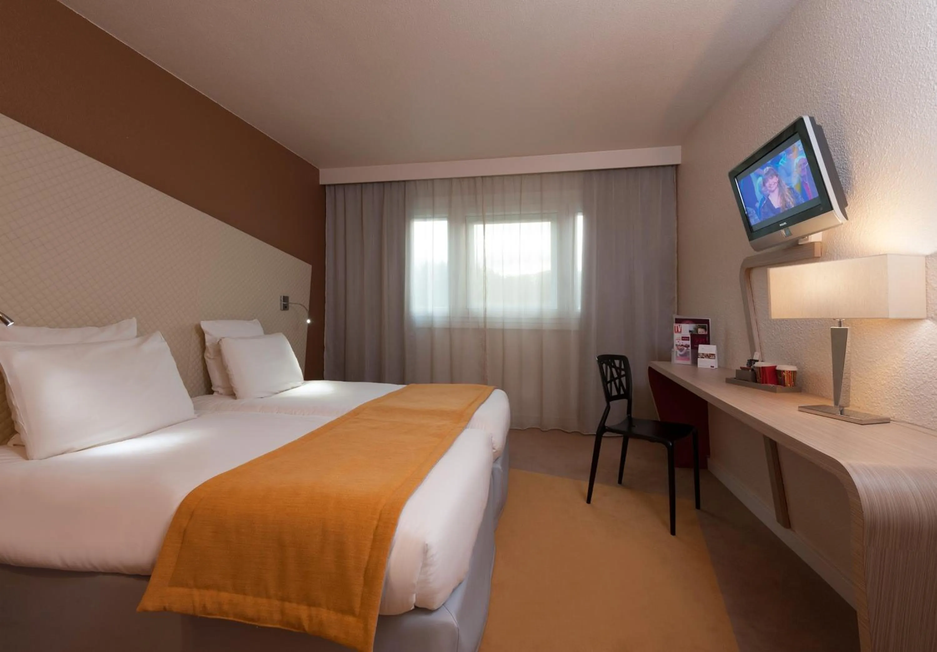 Bed in Mercure Paris Le Bourget Aeroport