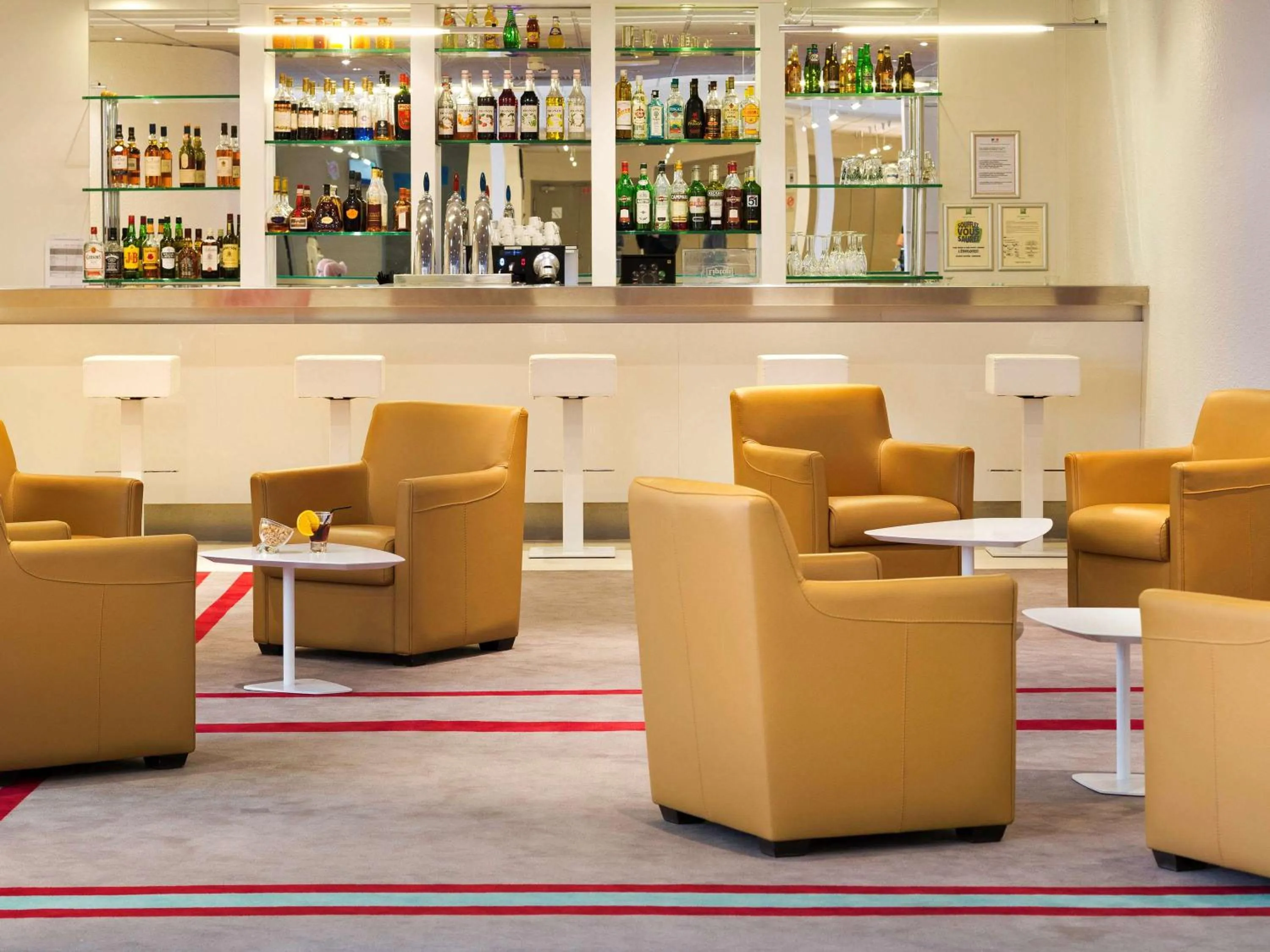 Lounge or bar in Mercure Paris Le Bourget Aeroport
