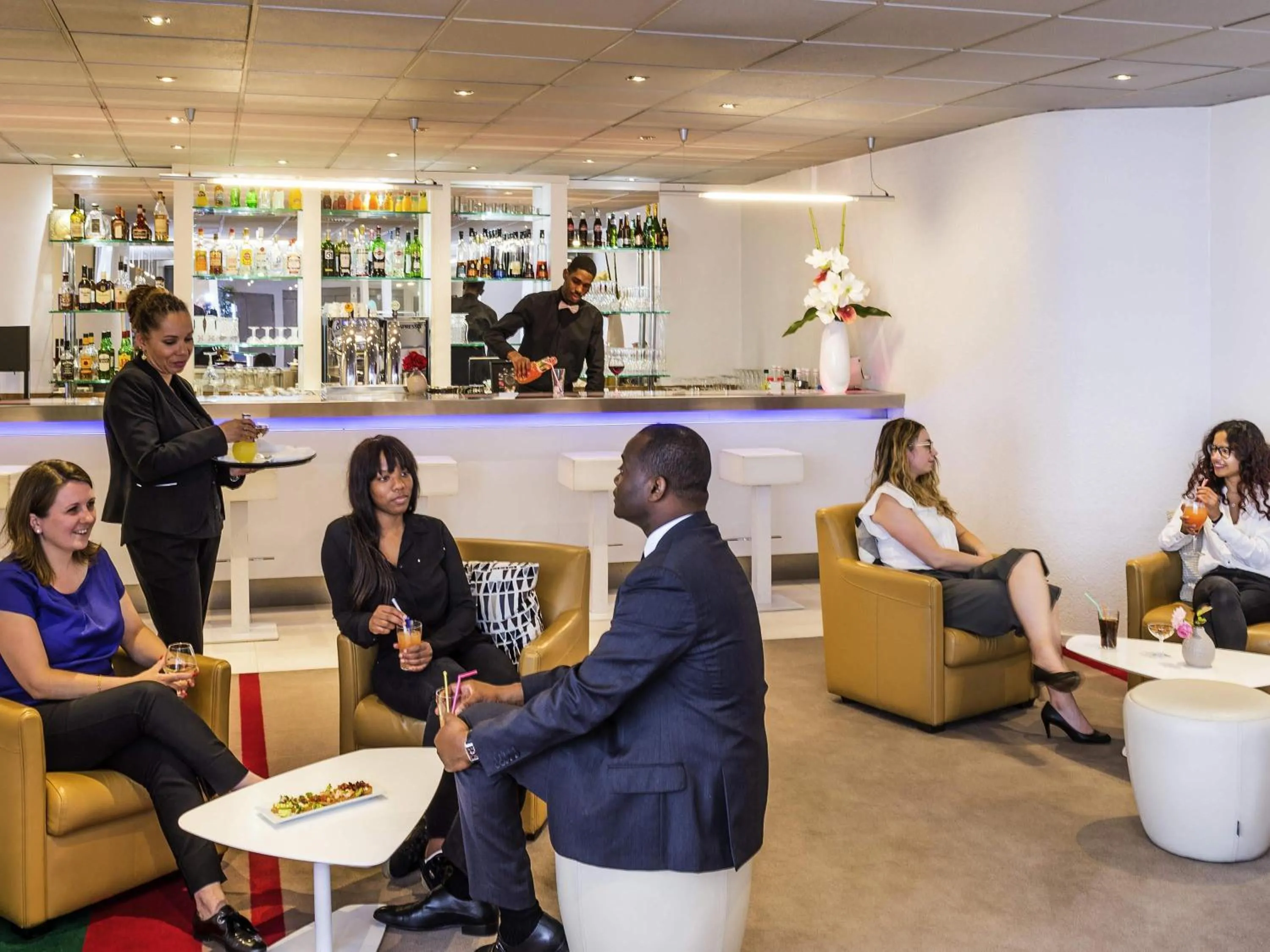Lounge or bar in Mercure Paris Le Bourget Aeroport