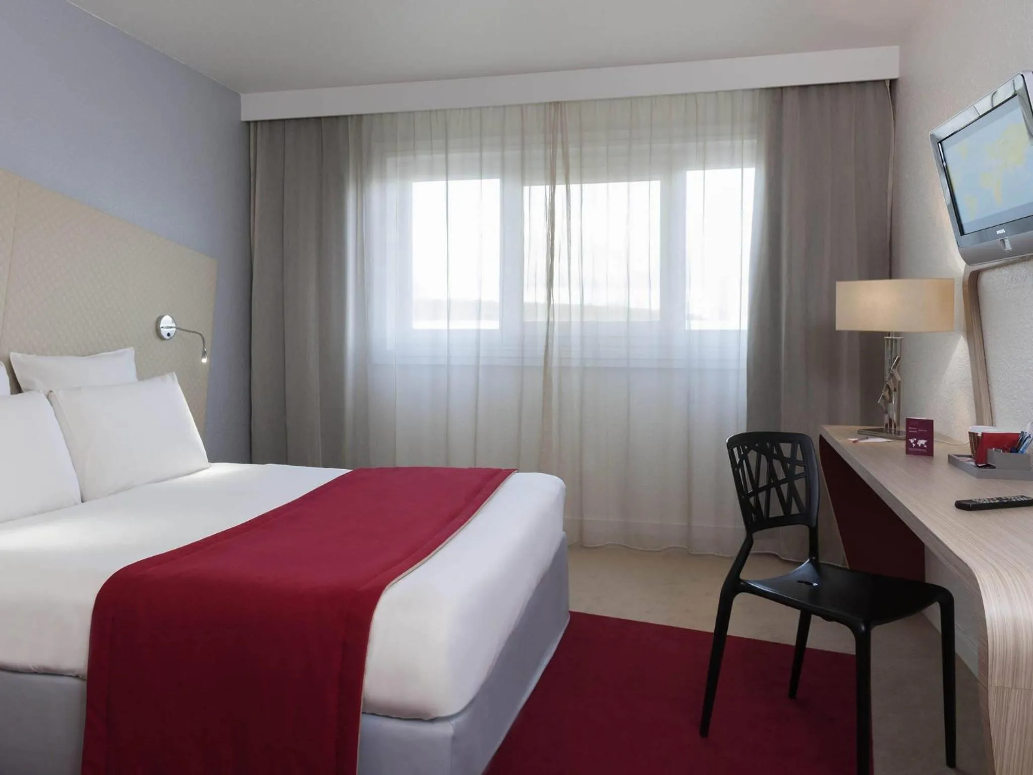 Bedroom, Bed in Mercure Paris Le Bourget Aeroport