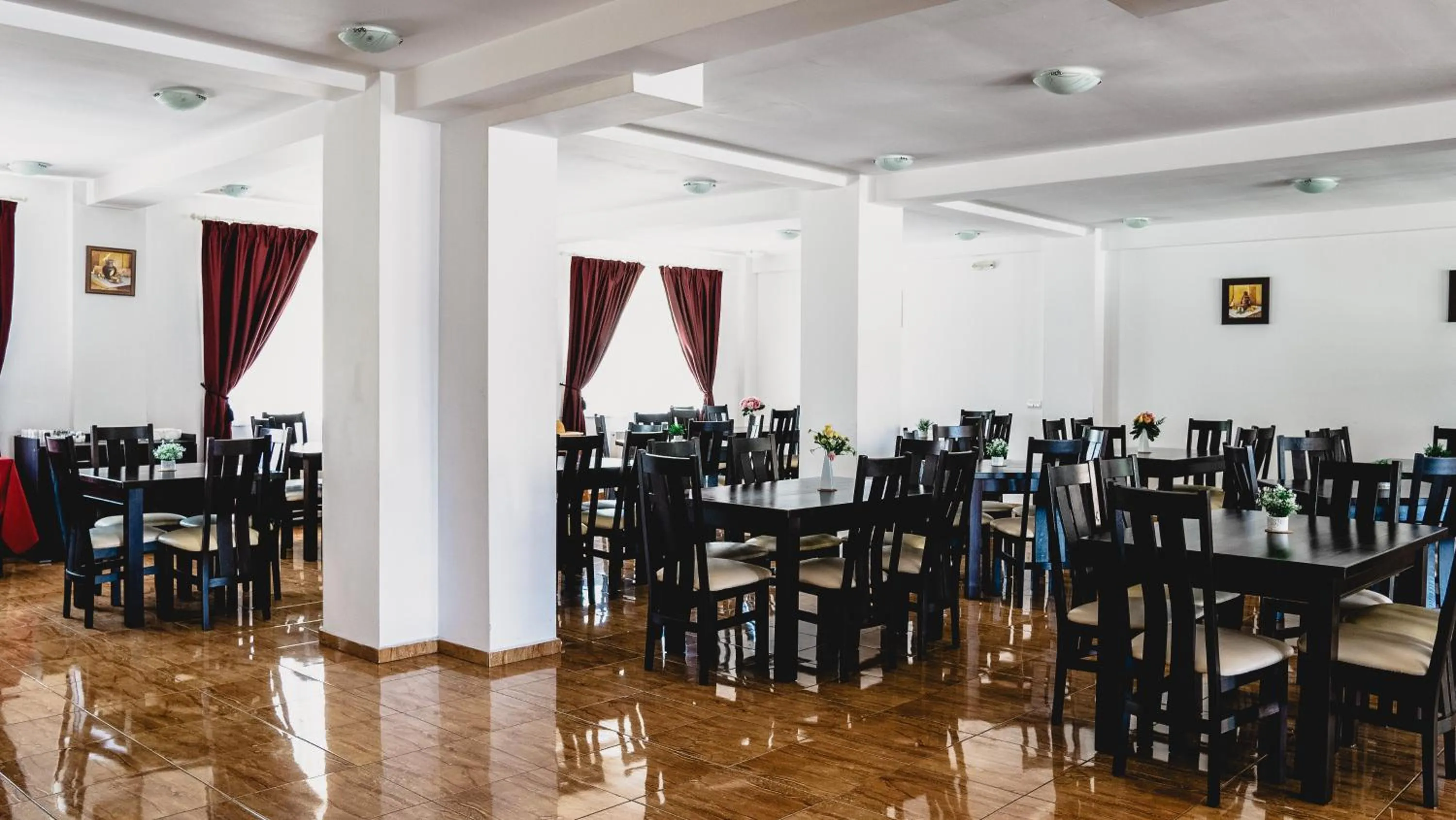 Restaurant/places to eat in Hotel Eden