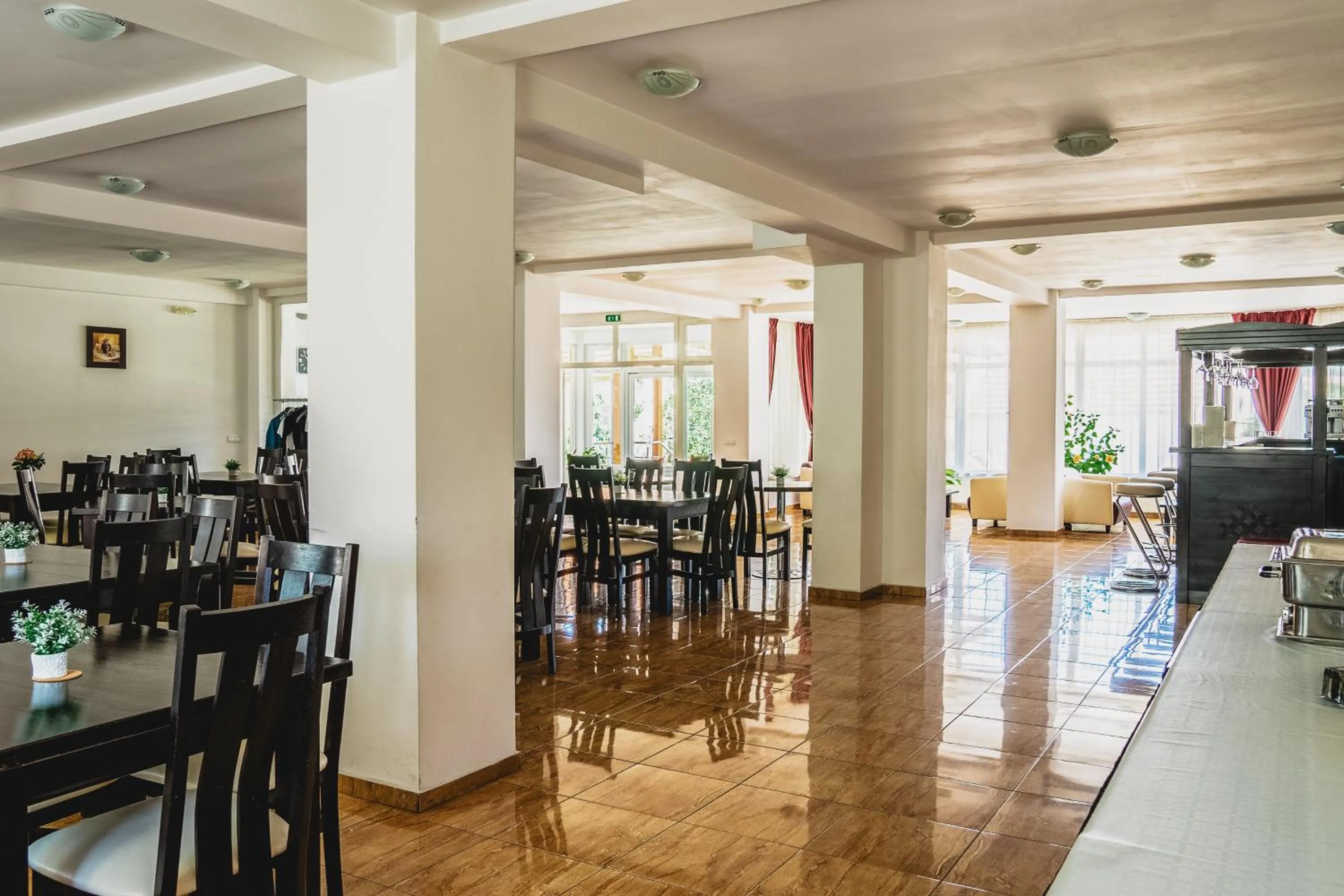 Restaurant/places to eat in Hotel Eden