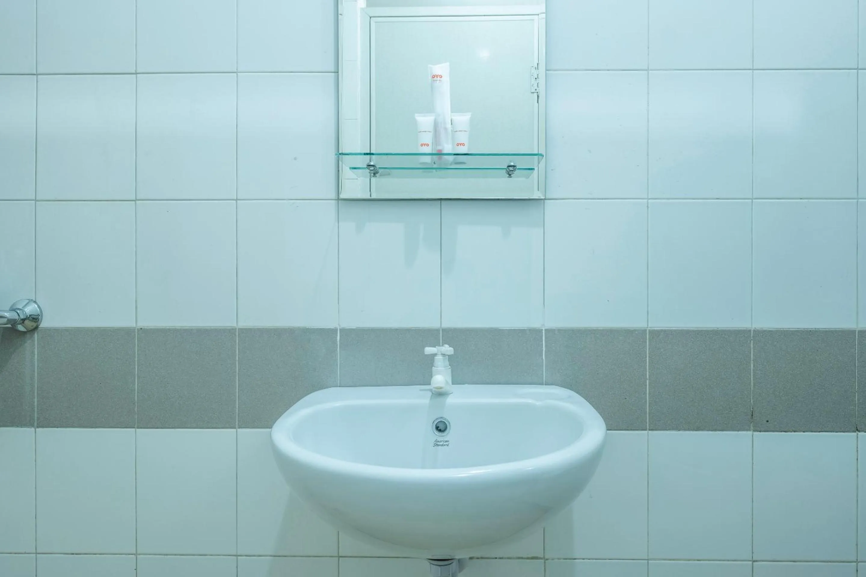 Bathroom in OYO 1876 Fortuna Residence