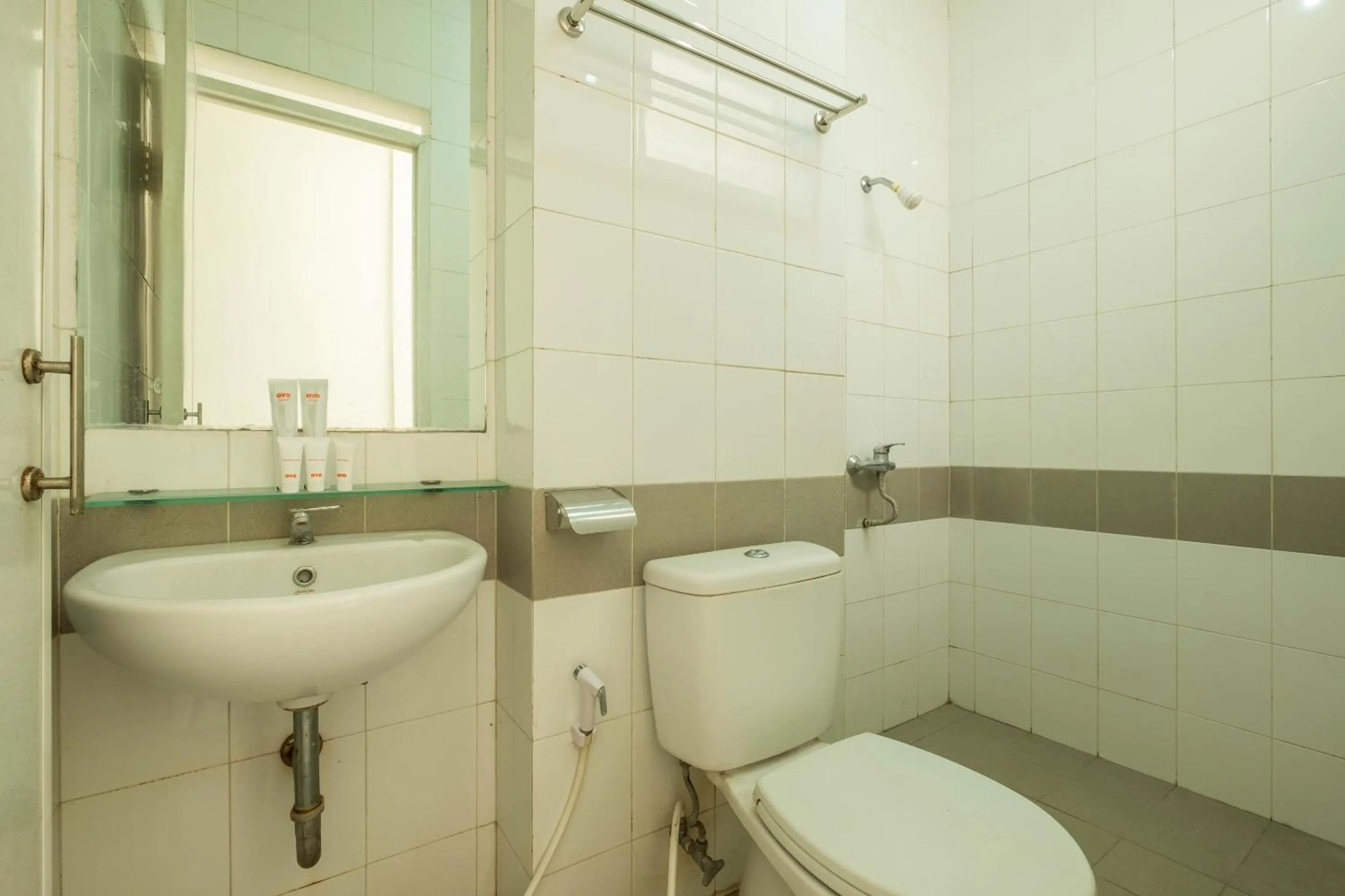 Bathroom in OYO 1876 Fortuna Residence