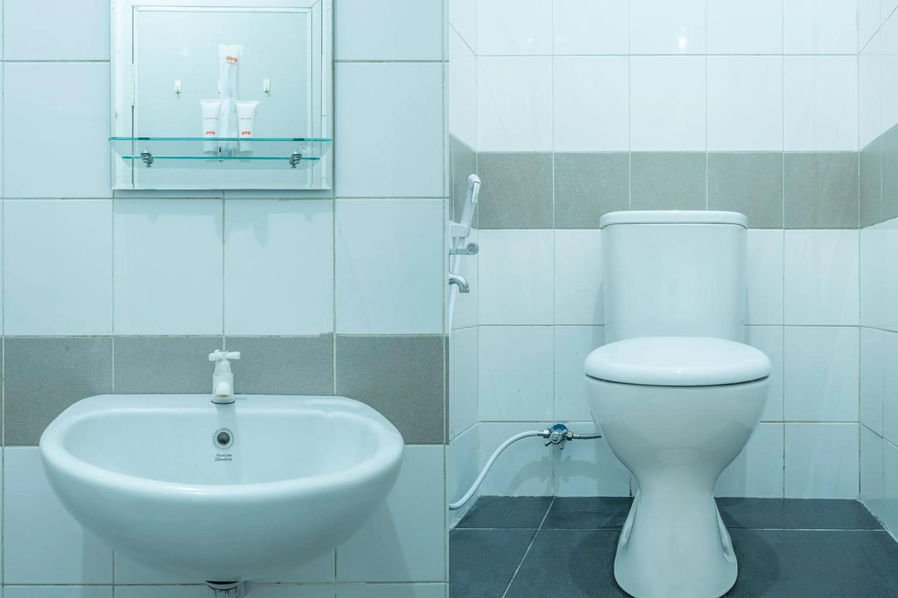 Bathroom in OYO 1876 Fortuna Residence