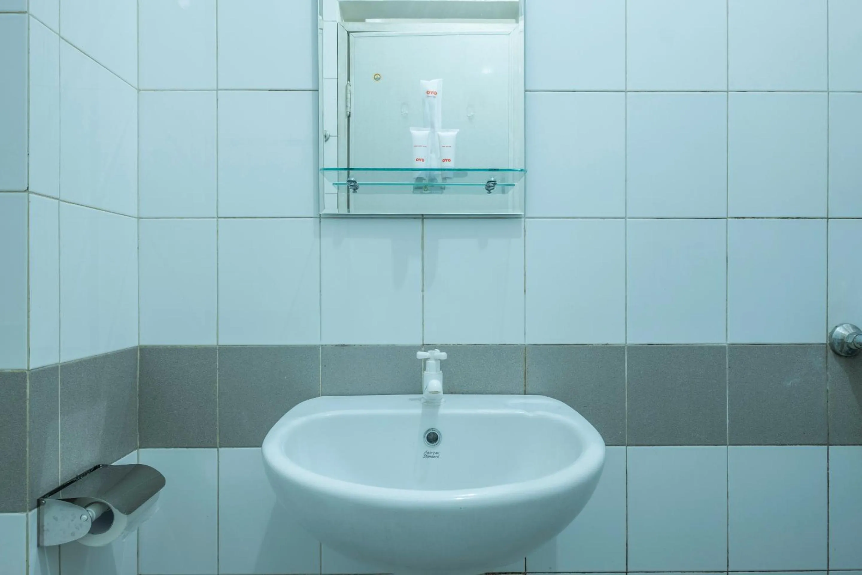 Bathroom in OYO 1876 Fortuna Residence