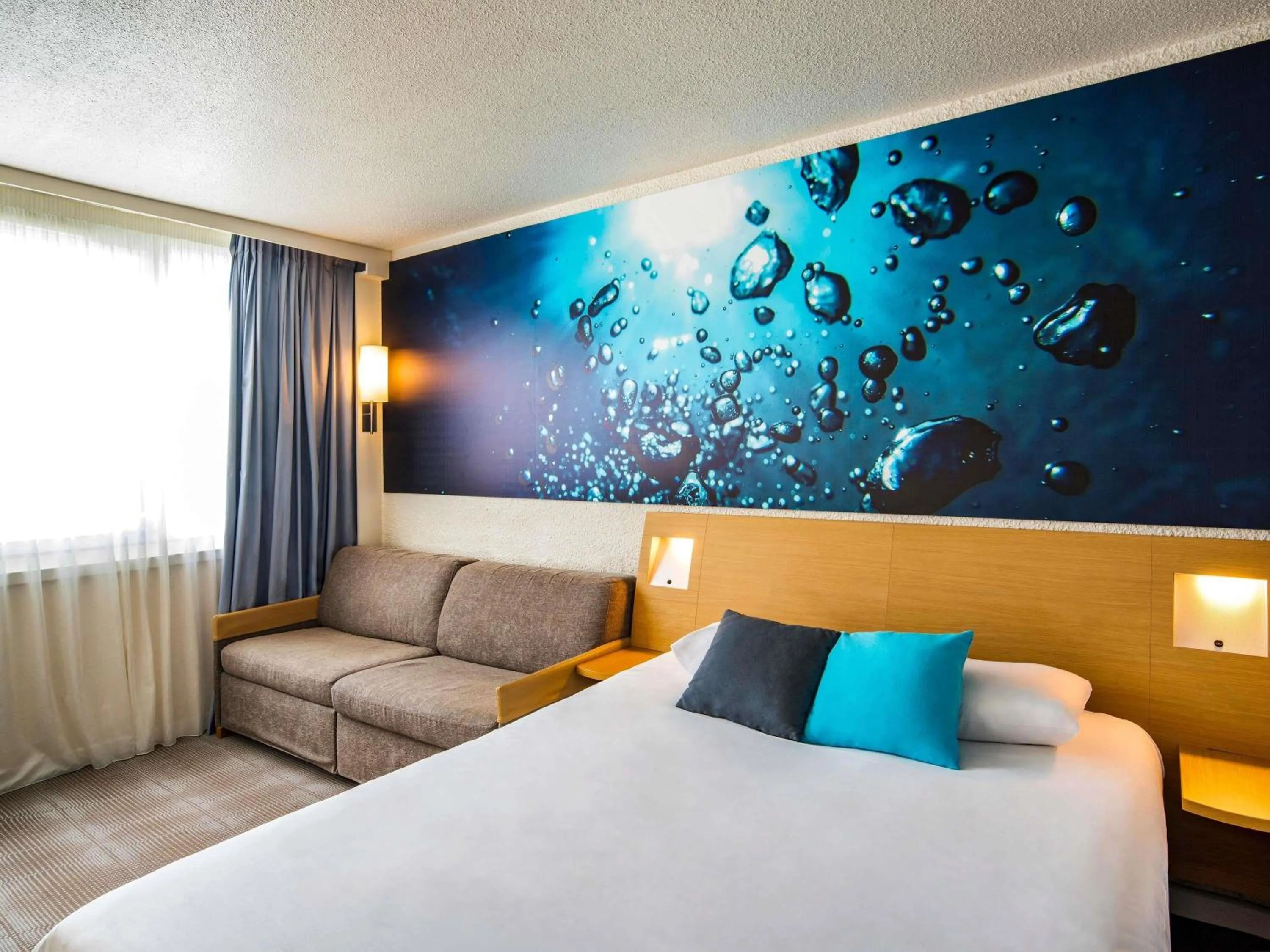 Property building, Bed in Novotel Le Mans