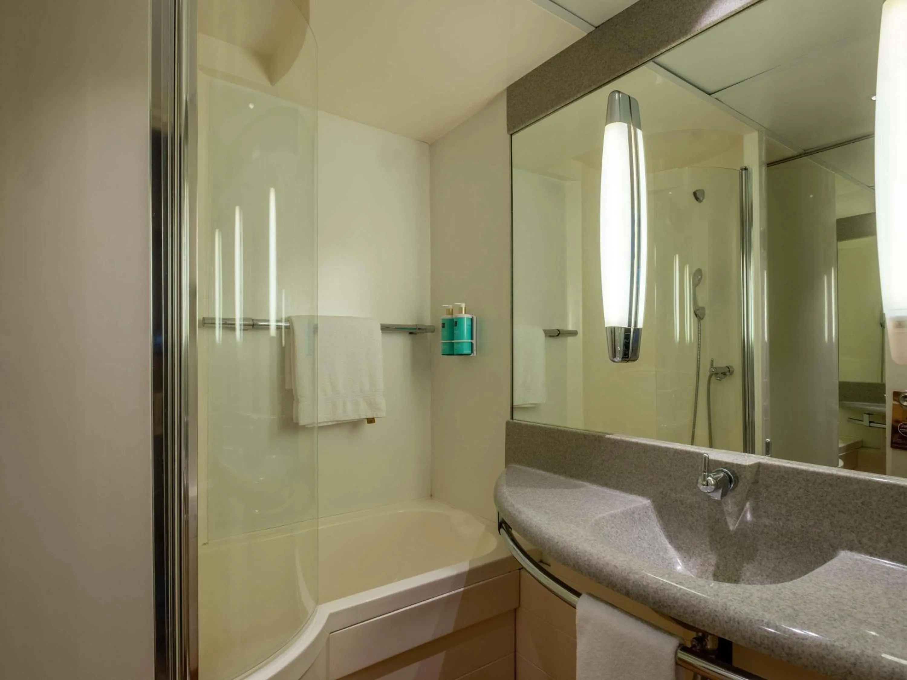 Bedroom in Novotel Le Mans