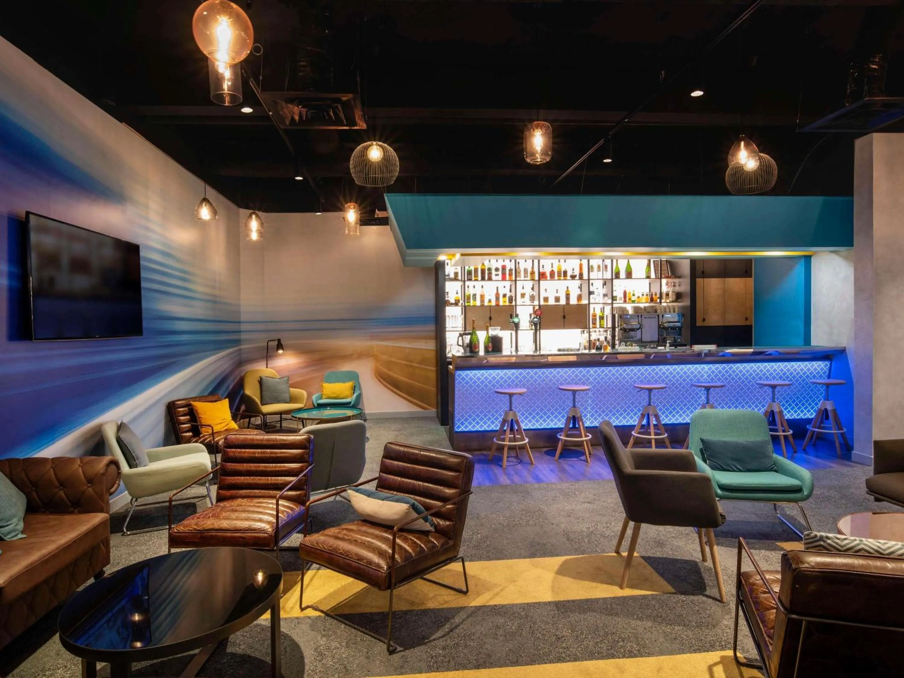 Lounge or bar in Novotel Le Mans