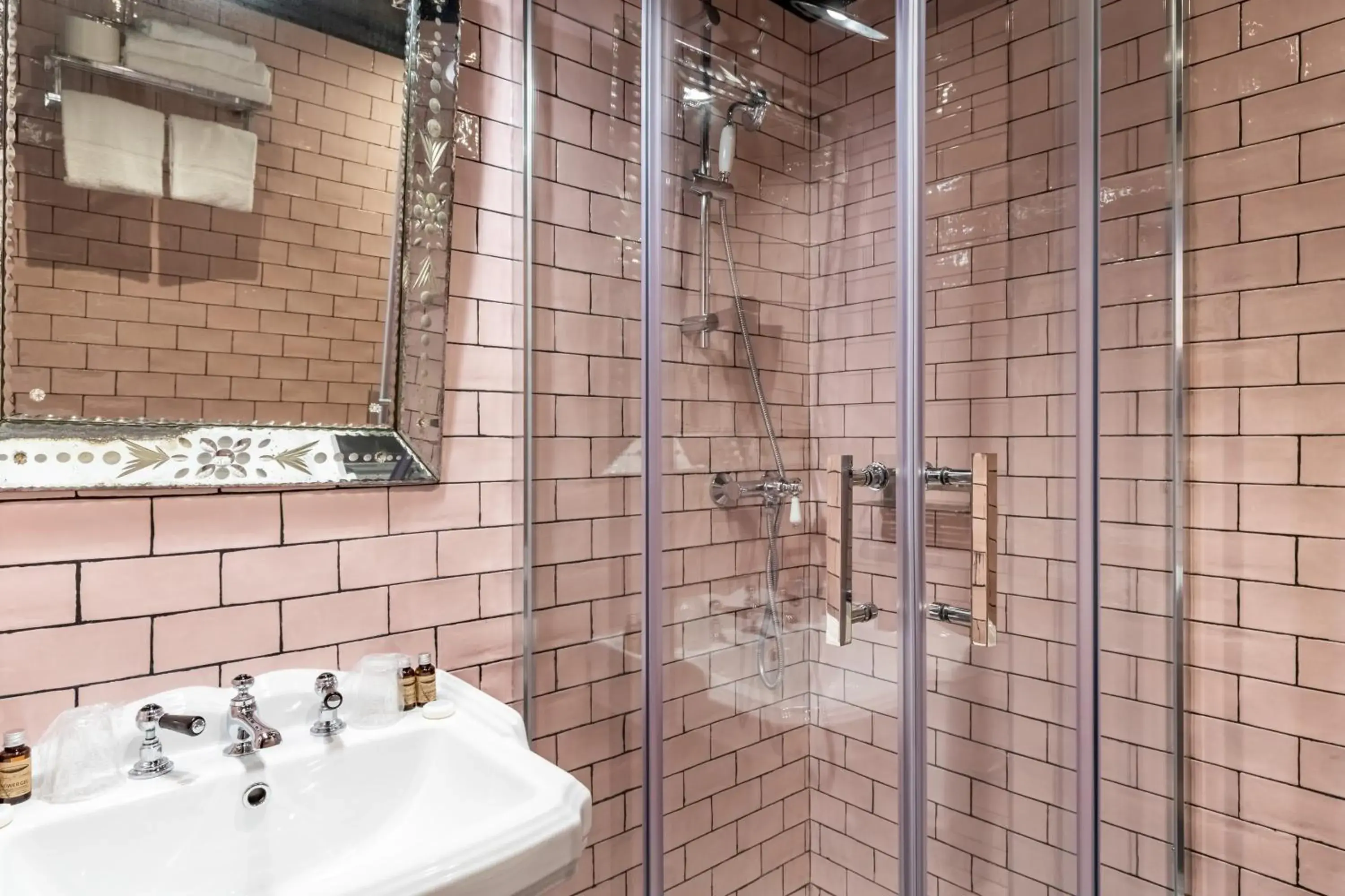 Large Twin Room in Hôtel Le G (ex Le Genève) Large Twin Room in Hôtel Le G (ex Le Genève)