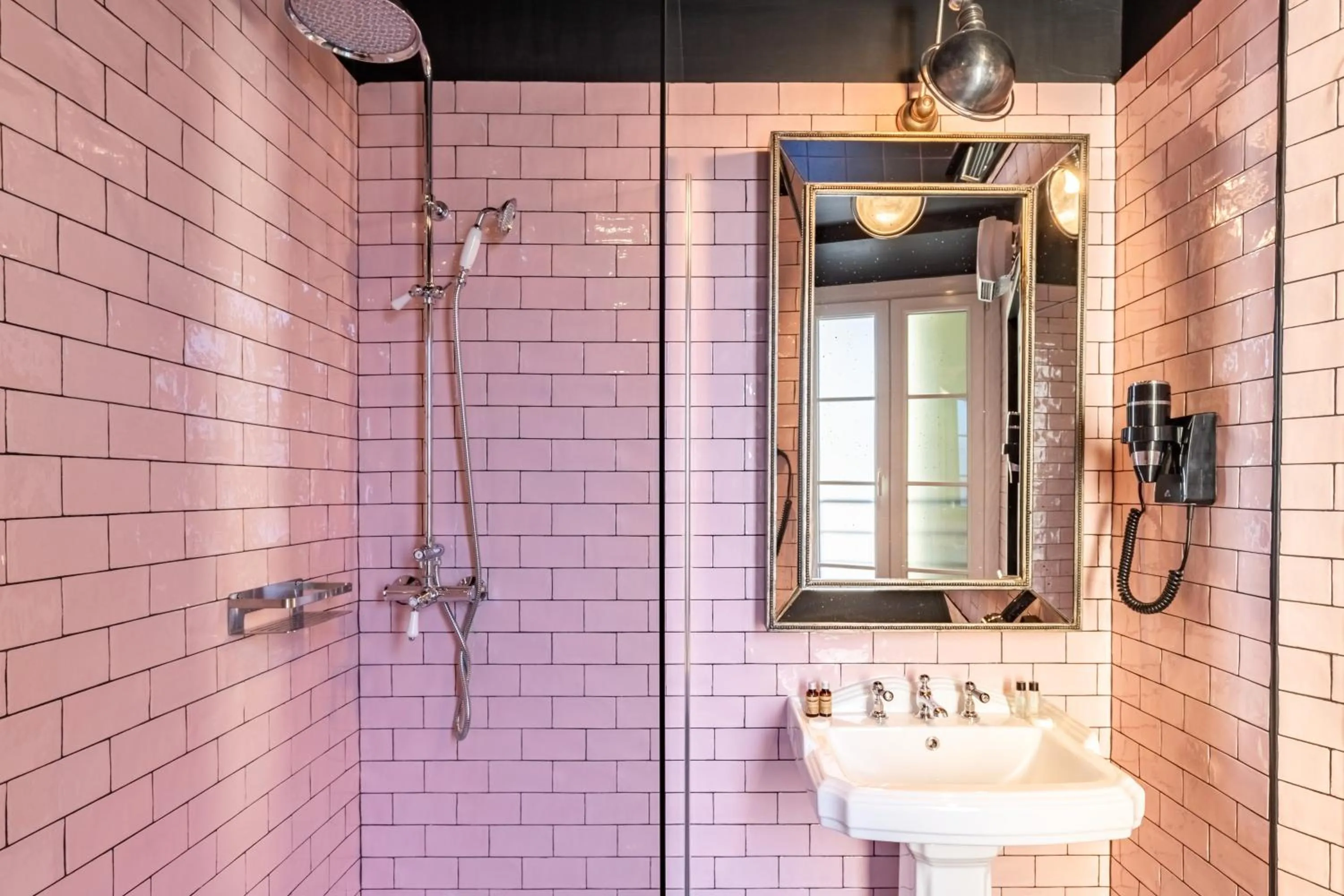 Shower in Hôtel Le G (ex Le Genève)