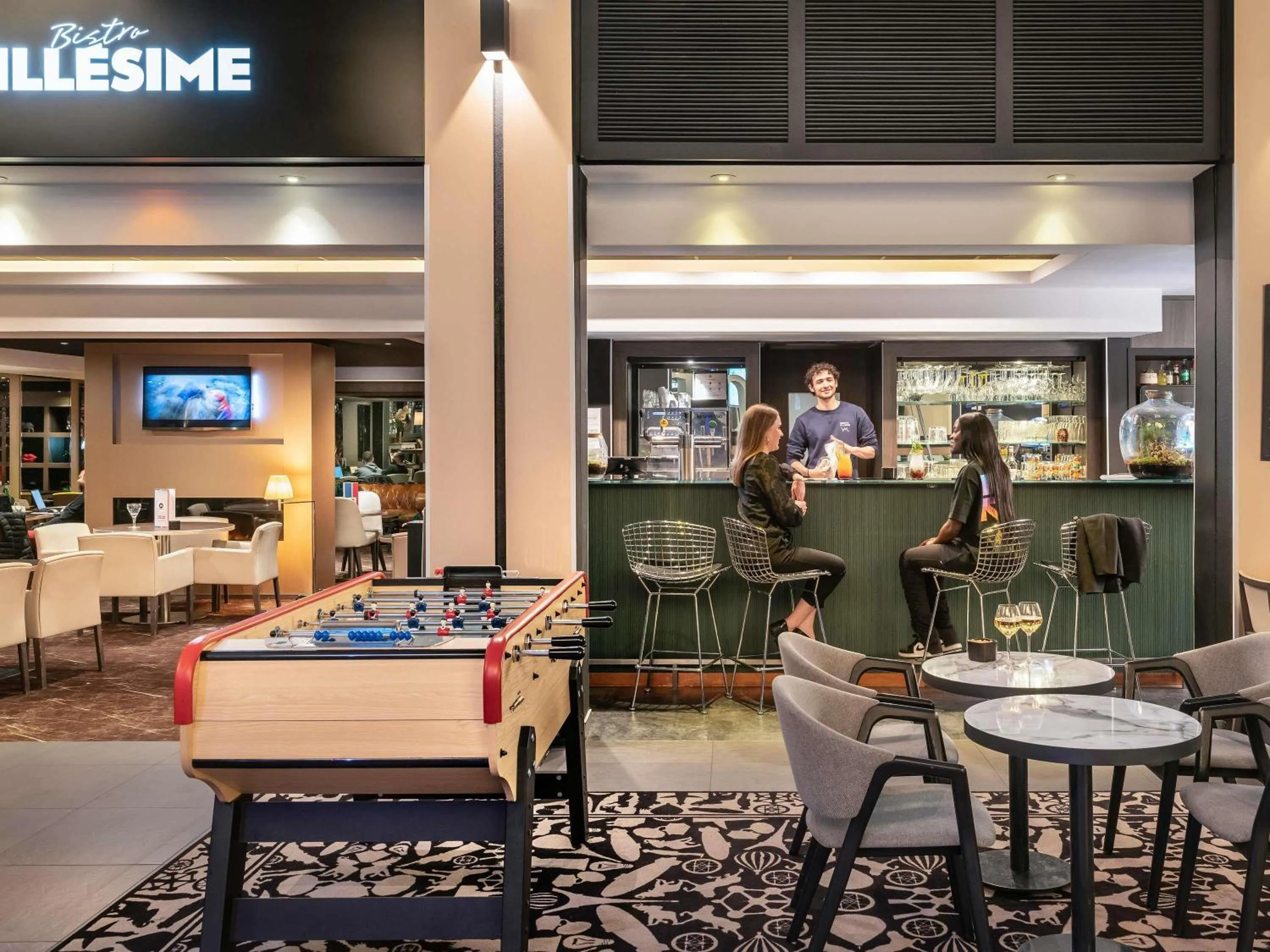 Lounge or bar in Mercure Paris Porte De Versailles Expo