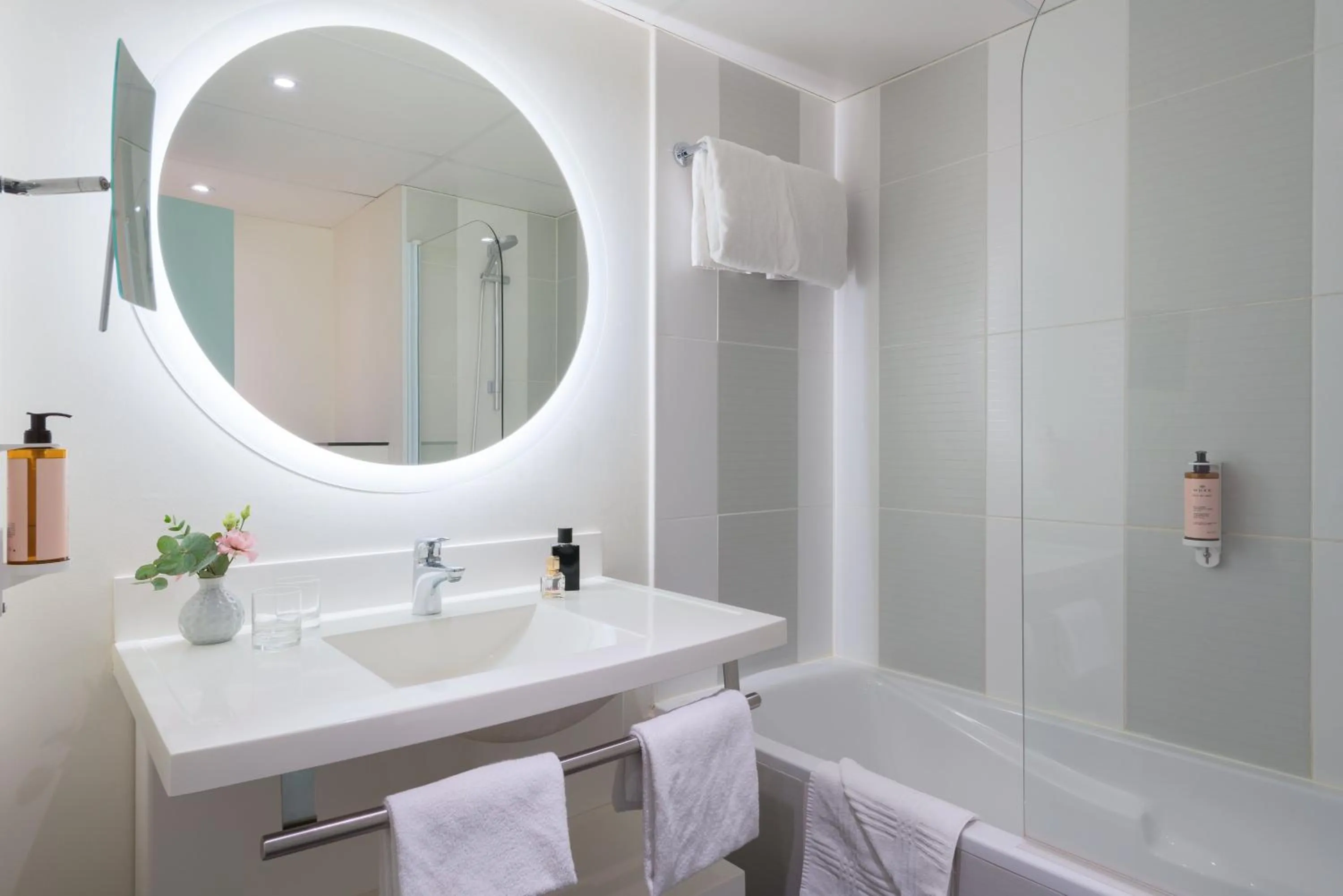 Bathroom in Mercure Paris Porte De Versailles Expo