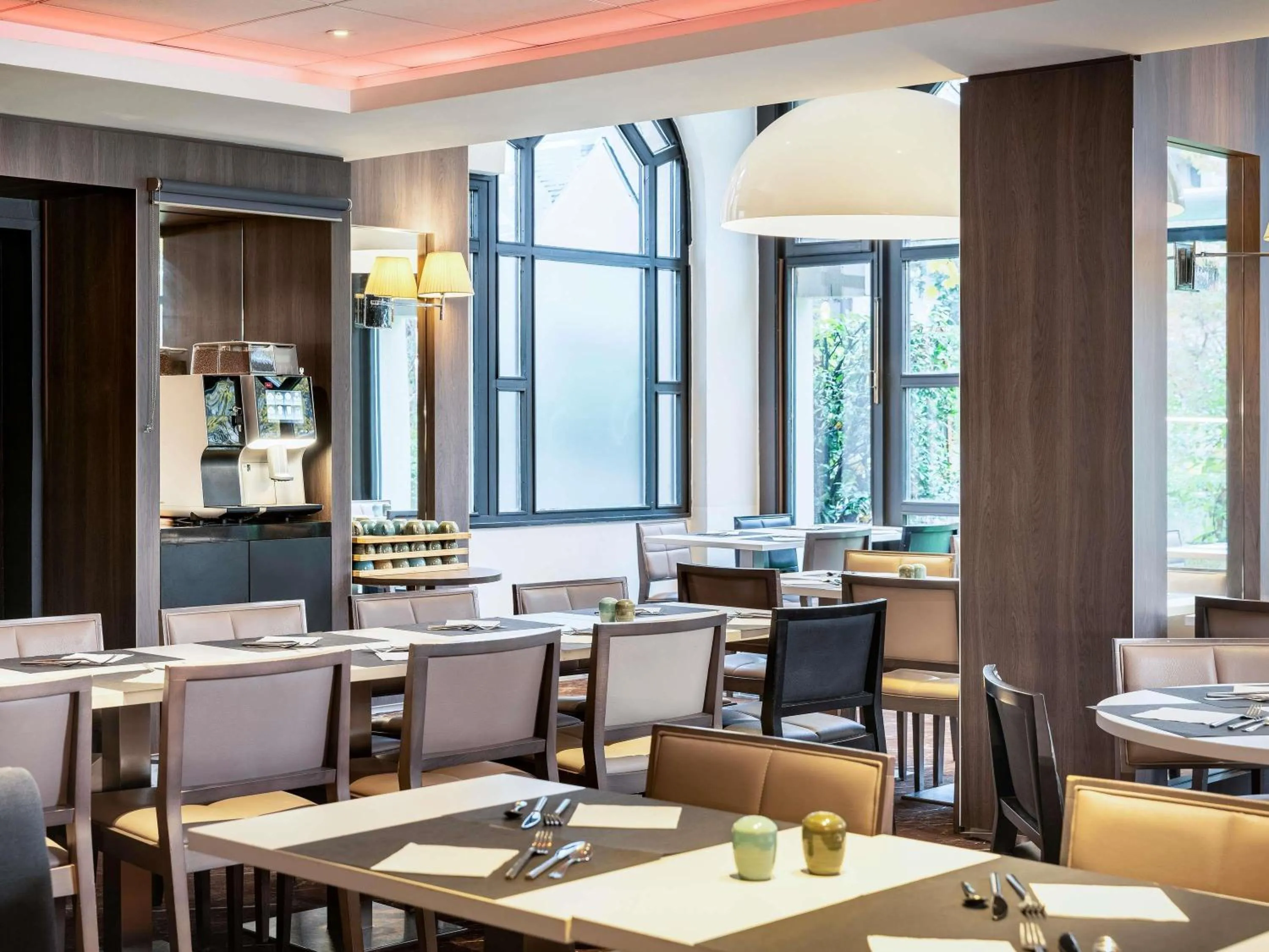 Restaurant/places to eat in Mercure Paris Porte De Versailles Expo