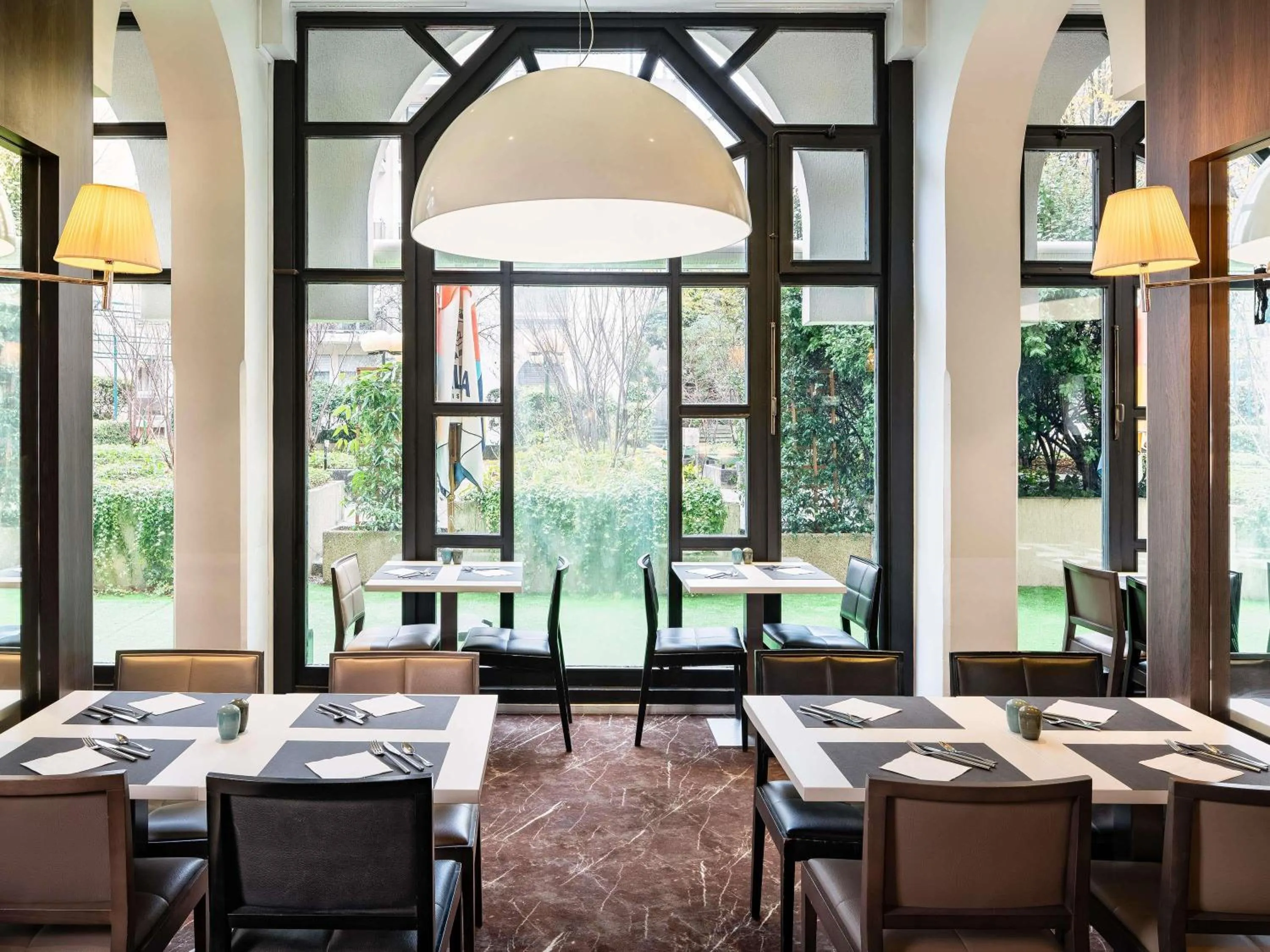 Restaurant/places to eat in Mercure Paris Porte De Versailles Expo