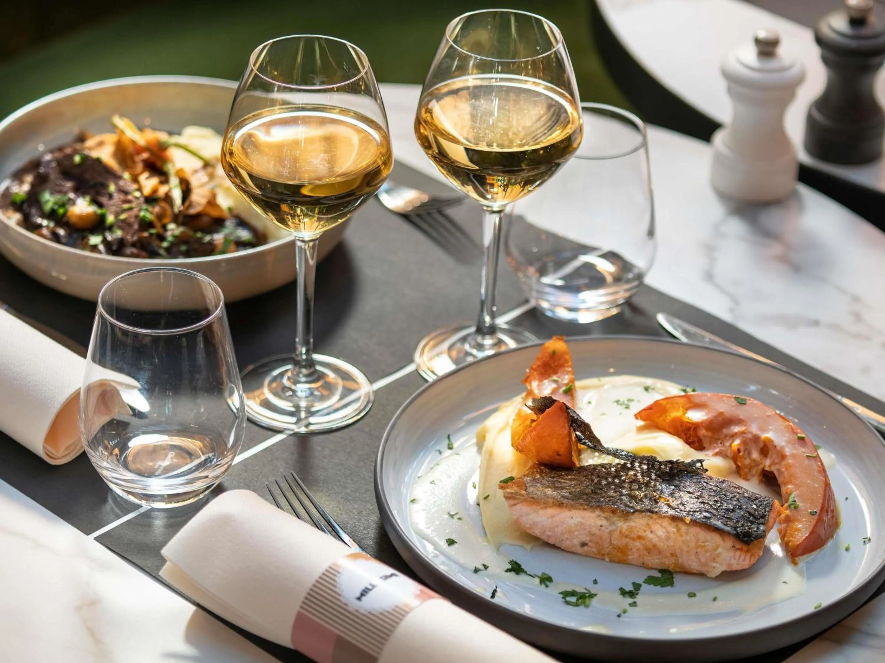 Restaurant/places to eat in Mercure Paris Porte De Versailles Expo