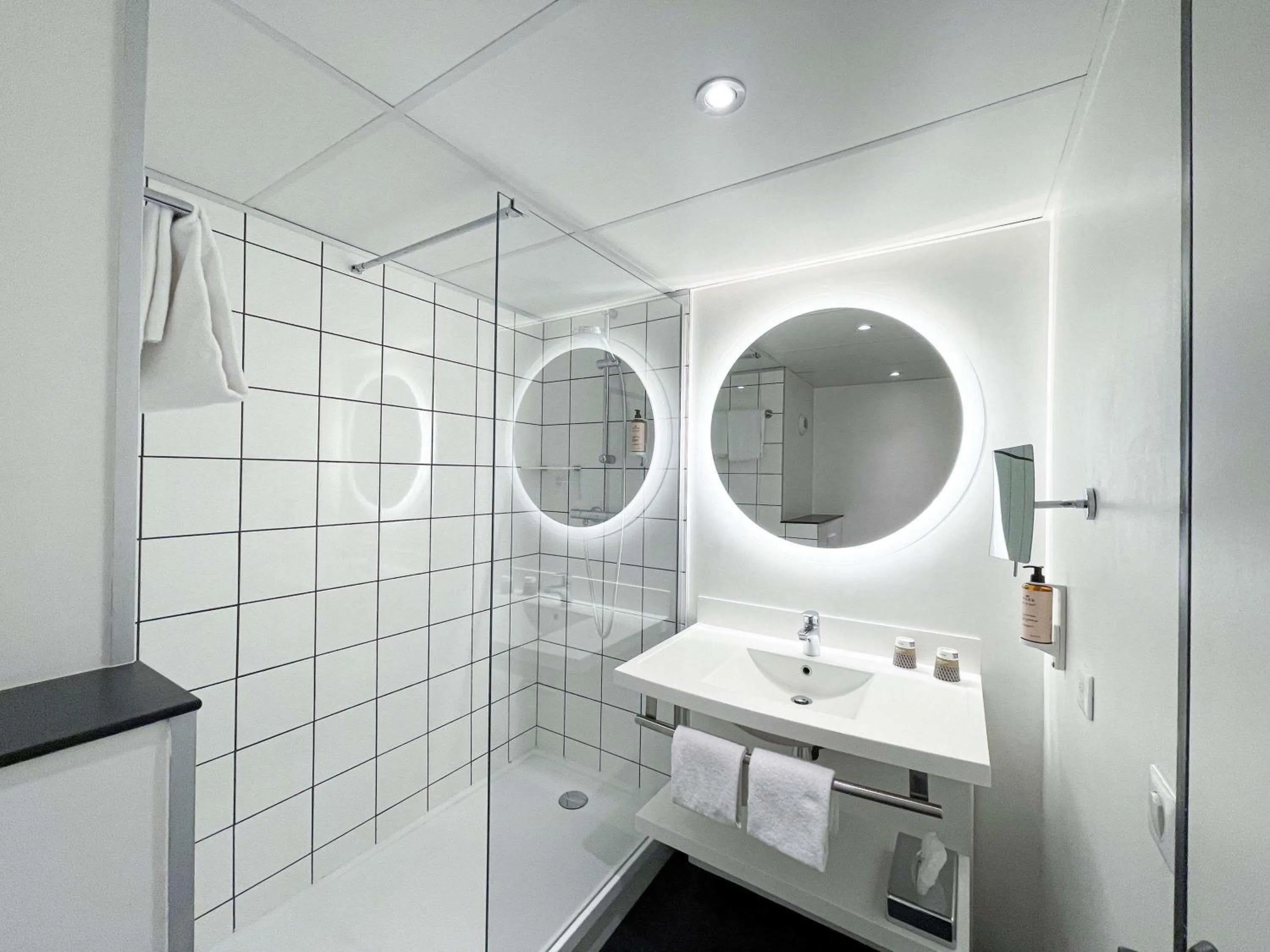 Bedroom in Mercure Paris Porte De Versailles Expo