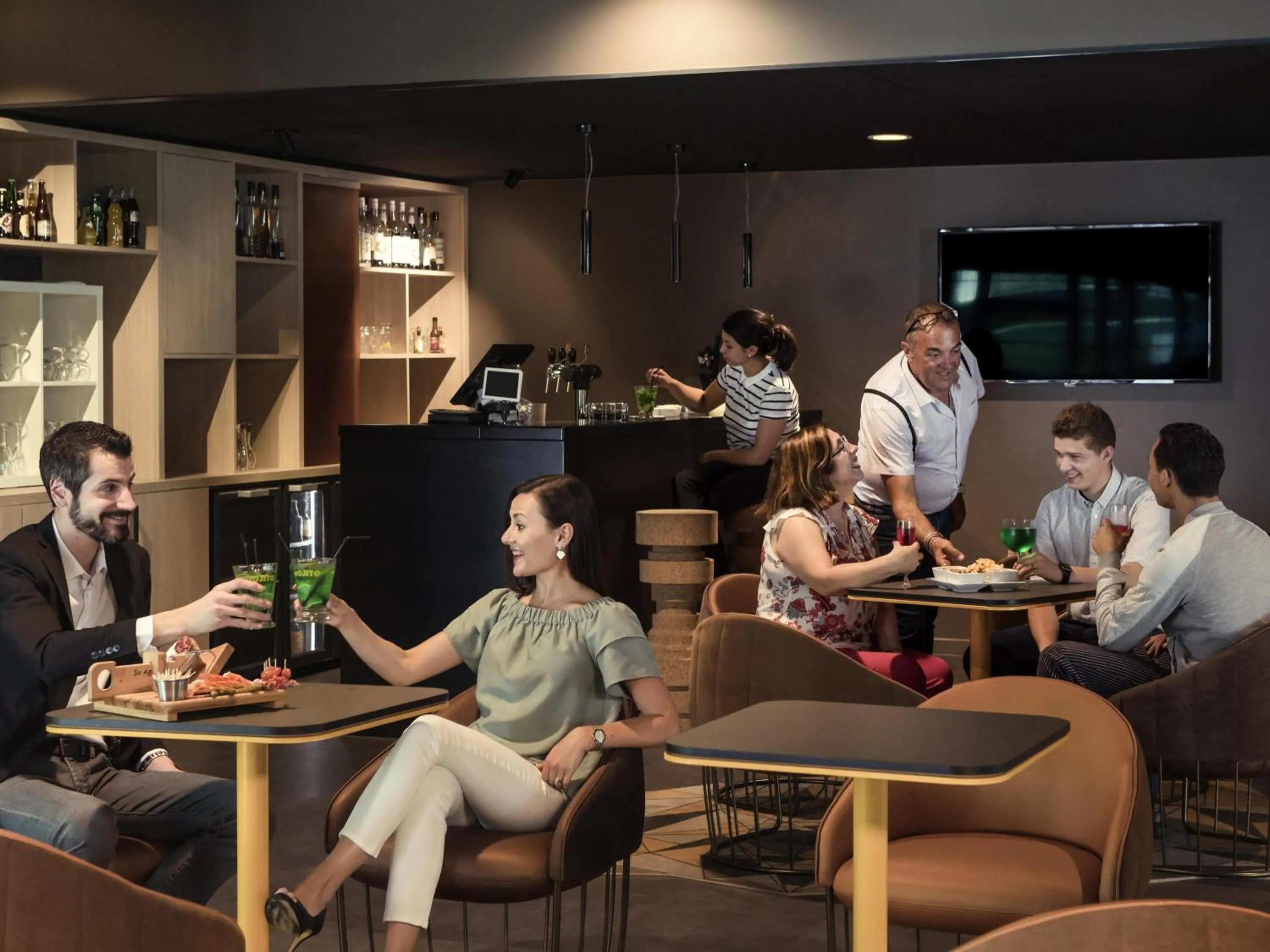 Lounge or bar in Mercure Paris Sud Les Ulis-Courtaboeuf